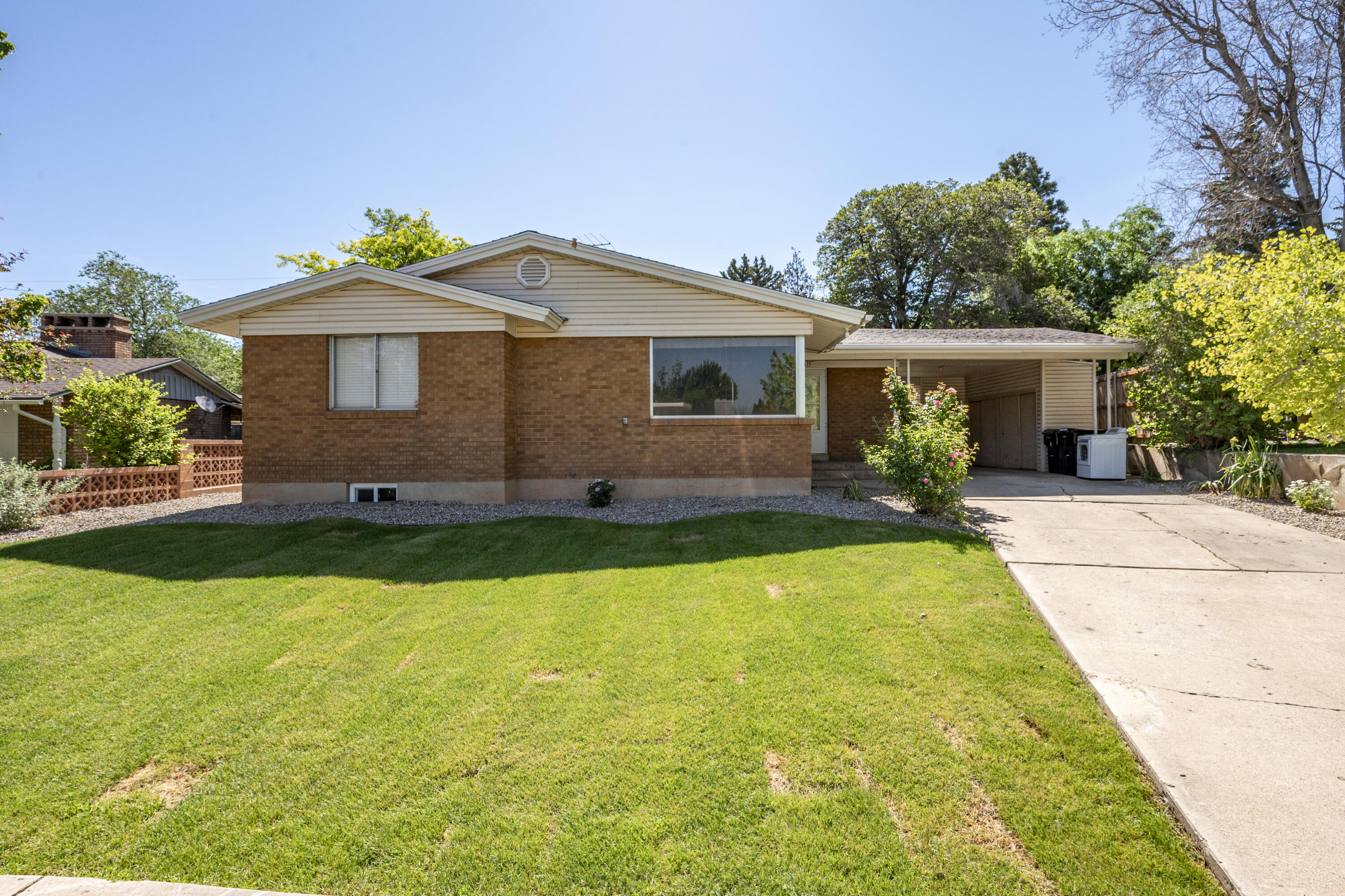 Great home in a lovely neighborhood. 7 bed 2 bath 2820 SqFt built in 1960. Ideal for rental income. Close to SUU as well as other downtown amenities, zoned R-2-2. Come take a look today.