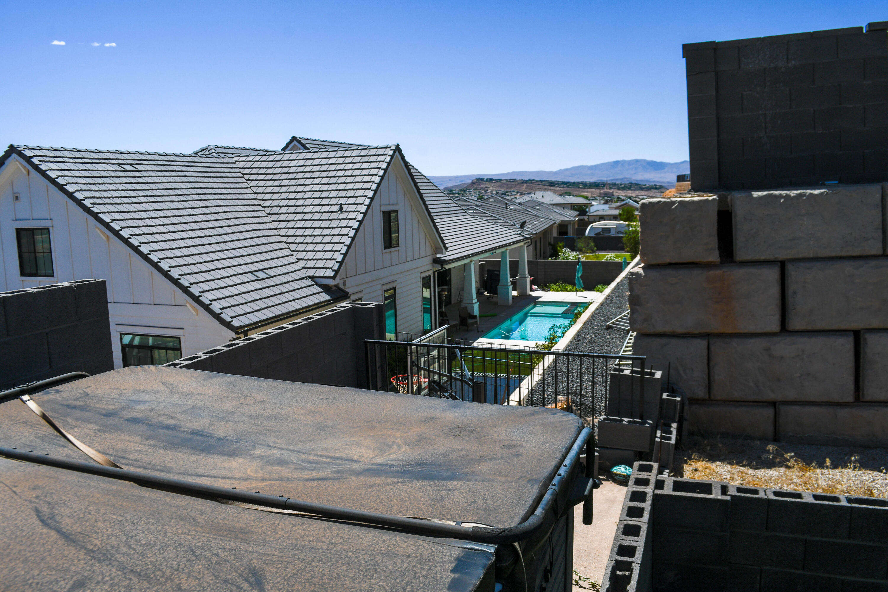 RUSTED HILLS - Residential
