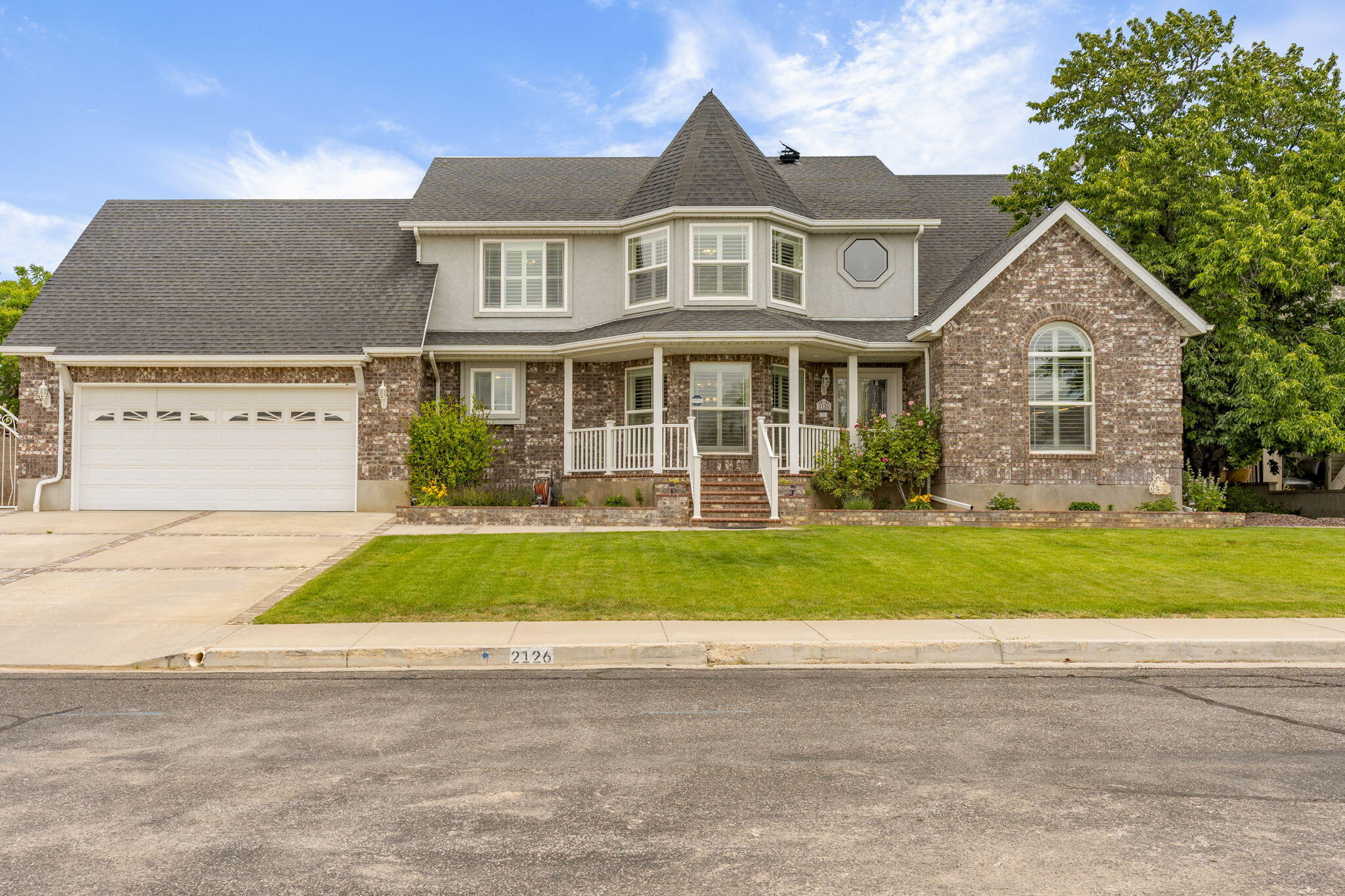 5 bedrooms, 3.5 baths with a nice layout There's a great entertainment room, a nice backyard with plenty of space to enjoy, and it's tucked in a beautiful
neighborhood.