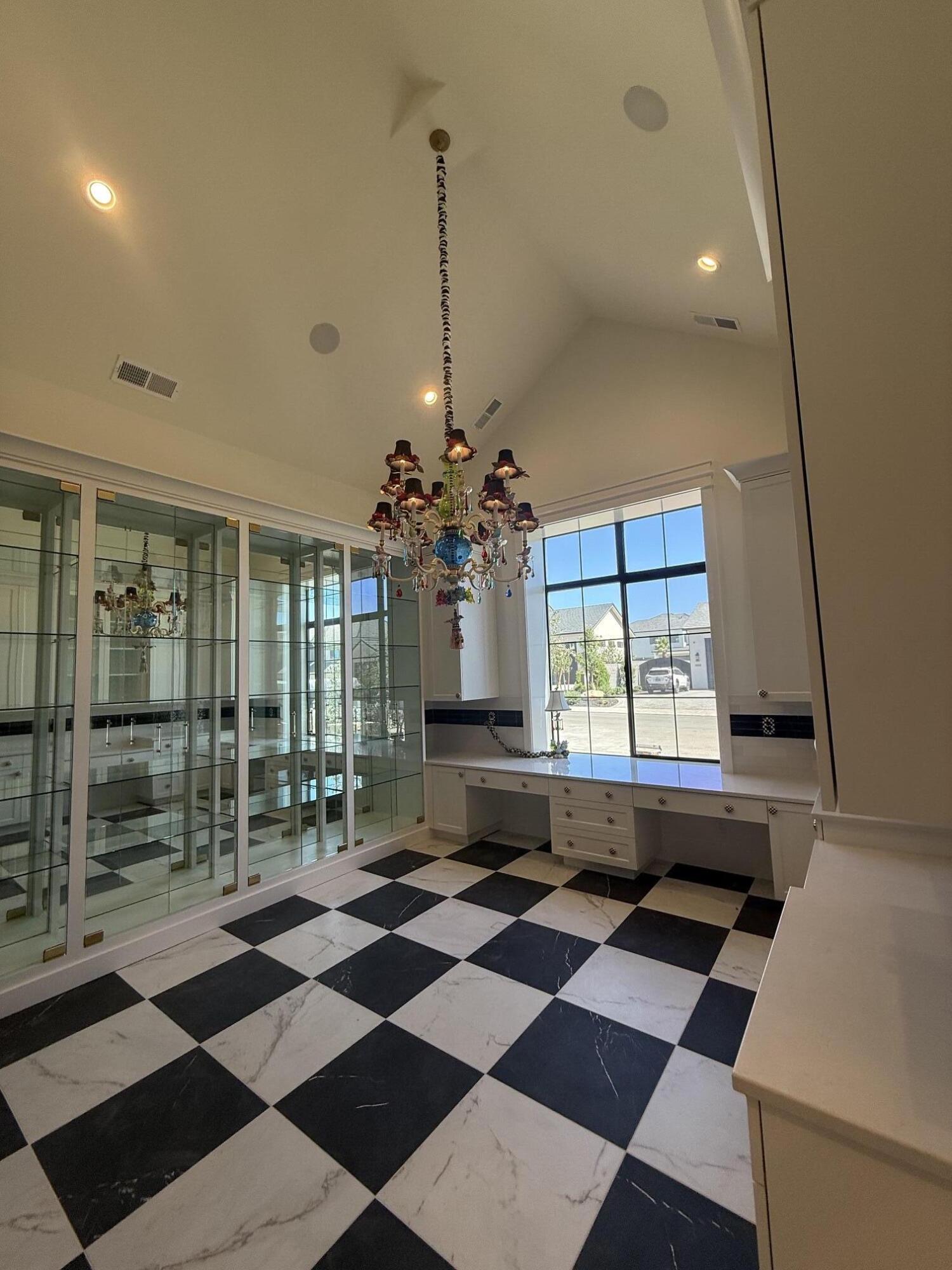 QUEENSRIDGE - Residential