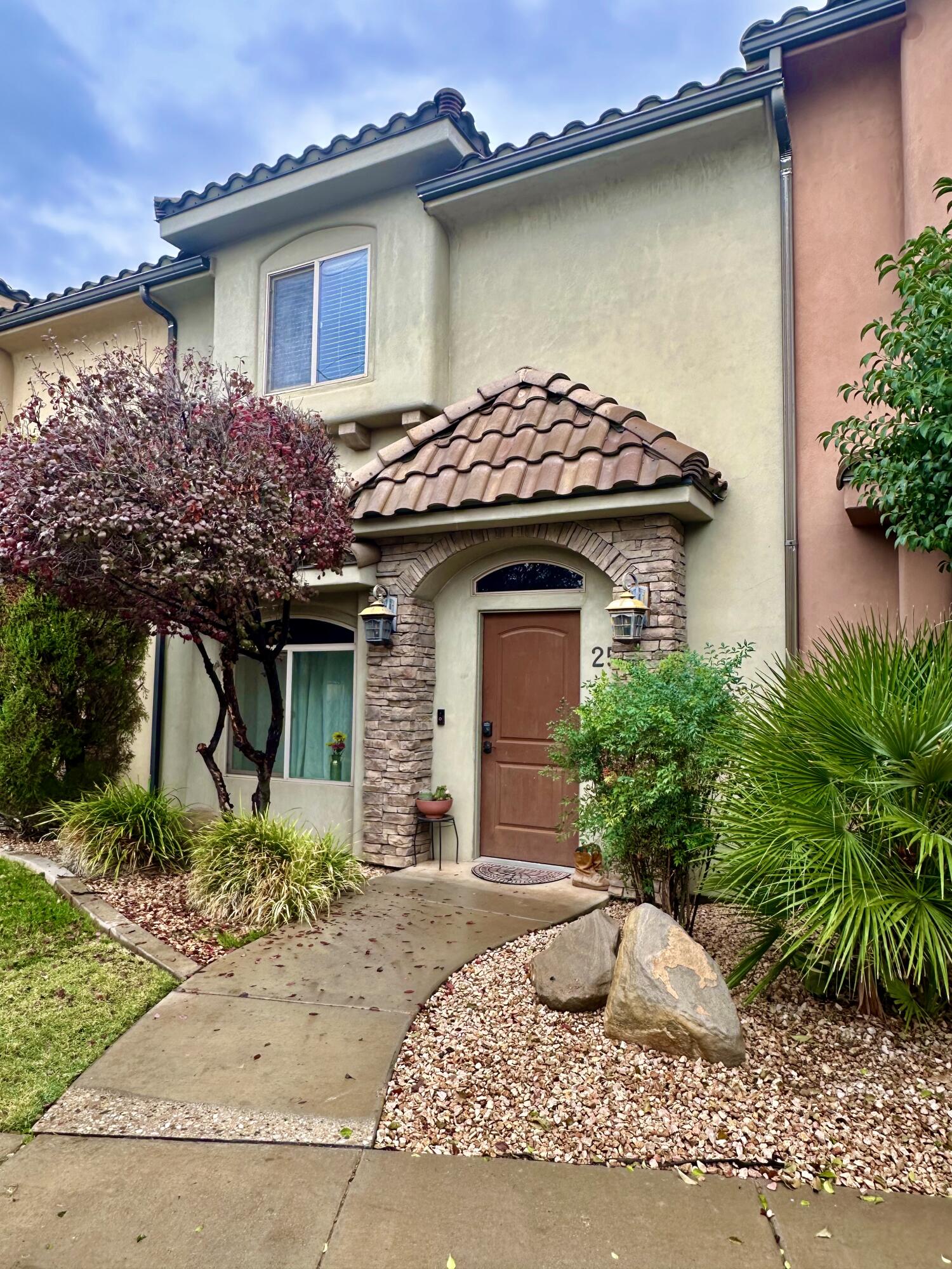Perfect for a first-time homeowner, second home, or investment property(some rental restrictions may apply),this charming townhome offers comfort, convenience, and thoughtful upgrades throughout.
The layout provides 3 nicely sized bedrooms and 2.5 baths, giving you plenty of space for family, guests, or a home office.Located in a quiet community next to the South Gate Golf Course, you'll love being close to everything St. George has to offer—shopping, restaurants, parks, and recreation are all just minutes away.The neighborhood also features two playgrounds, making it ideal for families.Townhome backs to the freeway.Whether you're looking for your first home, a convenient getaway, or a solid long-term rental, this townhome is an excellent opportunity in a highly desirable area.