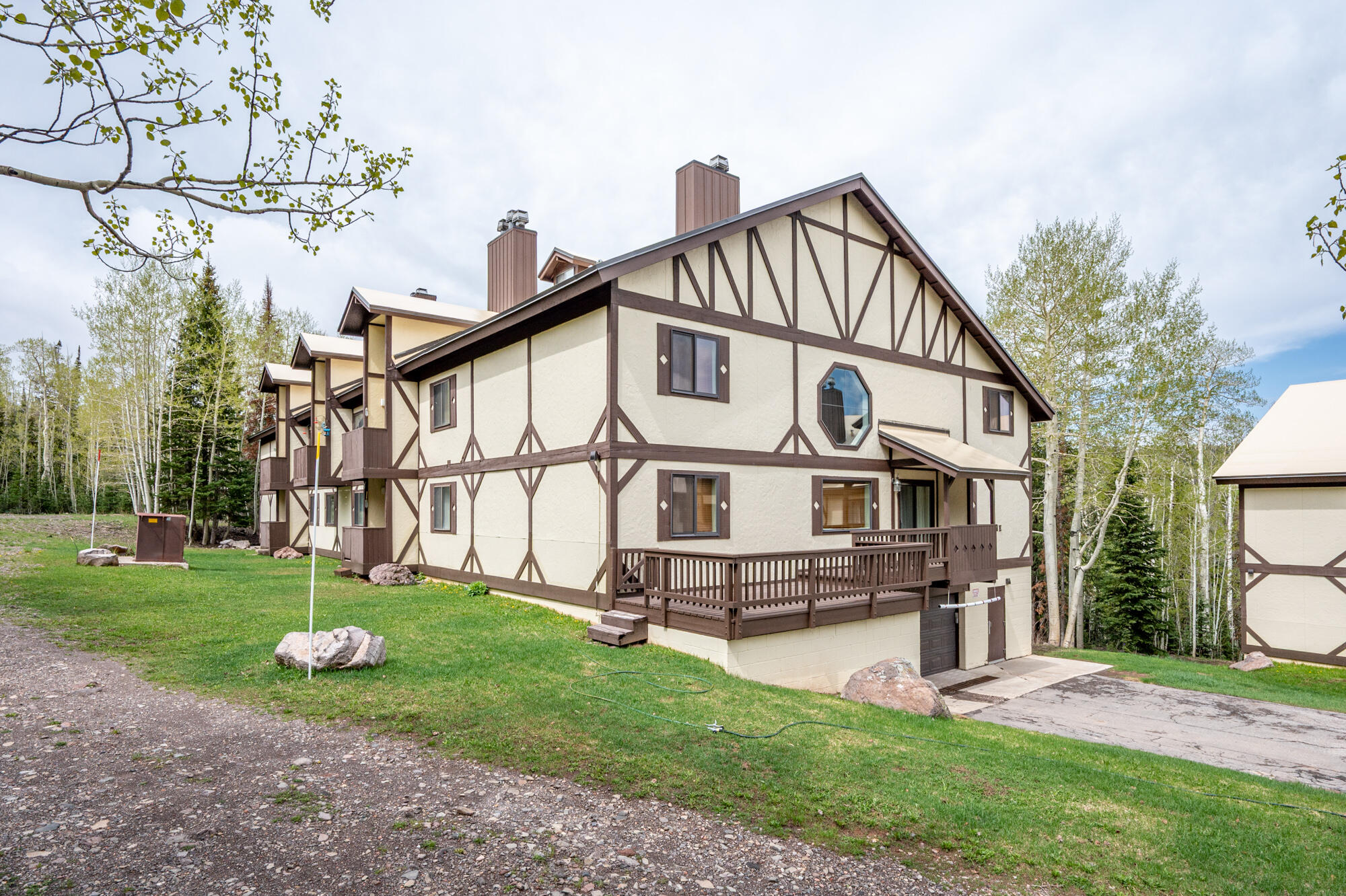 Updated 2-bedroom, 2-bath condo offering 1,068 sq ft of peaceful alpine living. Nestled among the aspens, the private wooded setting creates a true treehouse feel, with a balcony positioned at canopy level. Designated garage parking provides year-round convenience and protection. Enjoy easy access to scenic trails winding through the forest just minutes away. Sold fully furnished, this turn-key property is ready for immediate enjoyment. Whether you're looking for a full-time residence, seasonal getaway, or vacation rental investment, it offers the perfect blend of comfort, privacy, and mountain charm - all while remaining close to local amenities and recreation.