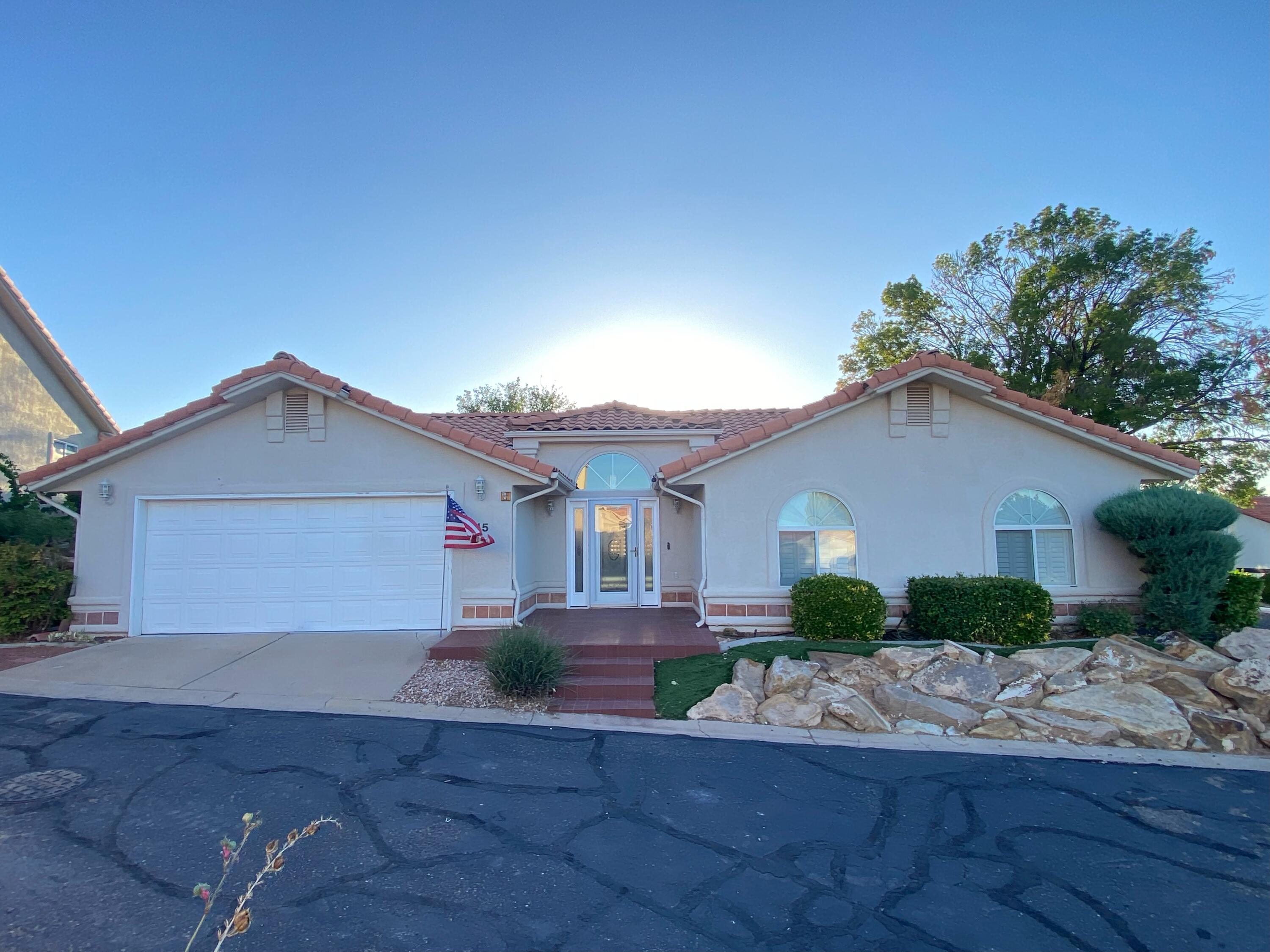 PRICED RIGHT! This perfect stand alone townhome located in the desirable SouthGate Golfing Community,just a short walk from Southgate Golf Clubhouse. Enjoy the beautiful views and unbeatable location-close to shopping,city parks and world class medical services,and quick access to I-15. Only a short drive to Zion National Park, and within a 1/2 day's drive to 15 National Parks and 15 National