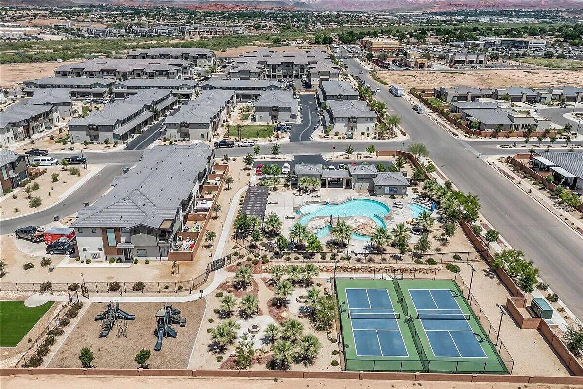 WOODLAND ESTATES TOWNHOMES - Residential