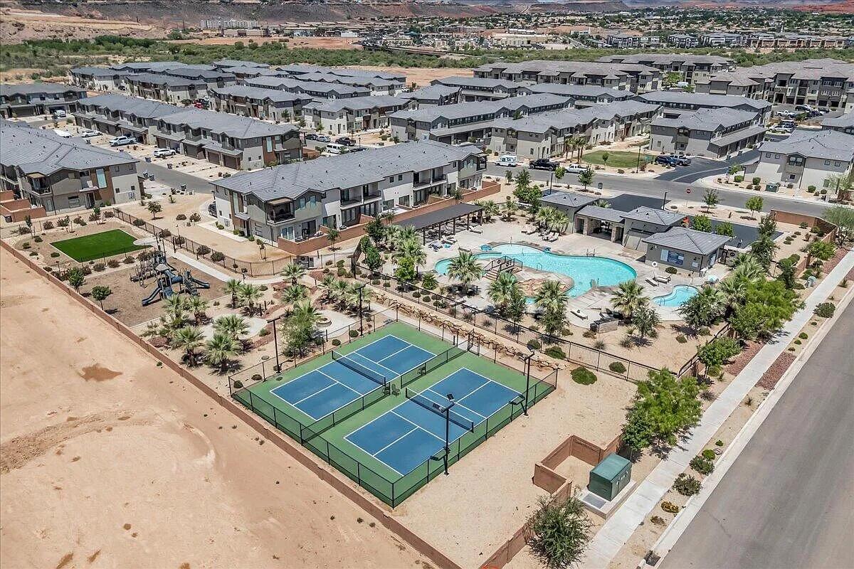 WOODLAND ESTATES TOWNHOMES - Residential