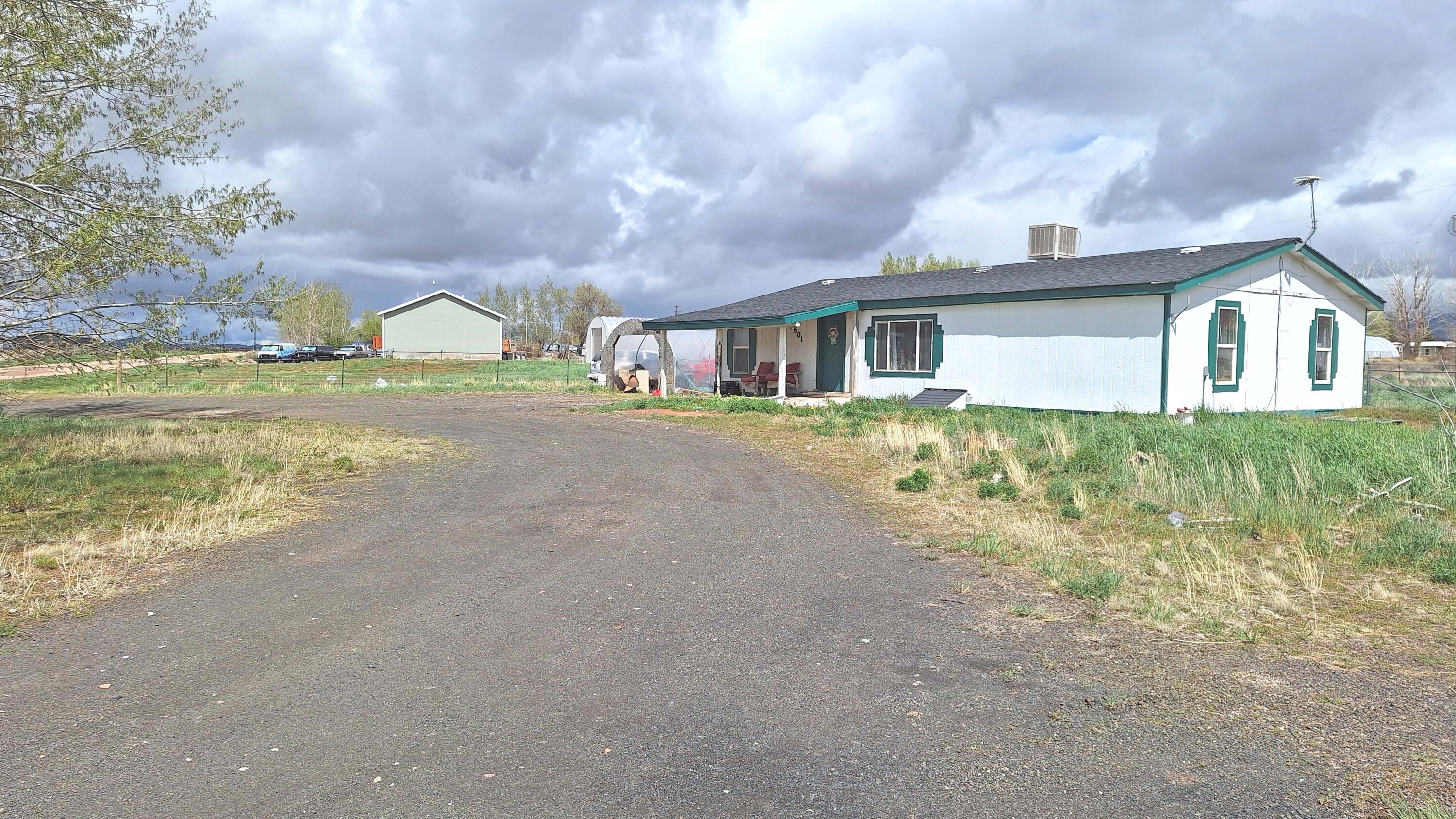 Single-level home on a spacious rural, horse property lot set in a quiet area with beautiful mountain views. Interior features a functional layout with open living space, laminate flooring, and a large kitchen and dining area. Main floor includes 3 bedrooms and 2 full bathrooms. The 1 acre yard provides space for animals, gardening, or future improvements. The property also includes an outbuilding for equipment or hobby use. No HOA. This neighborhood shares a community well. Home is located near the Hamilton Fort exit.