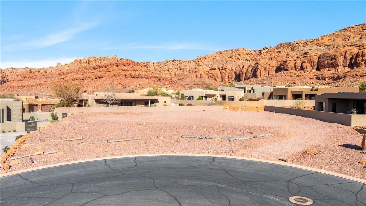CLIFFS OF SNOW CANYON - Land