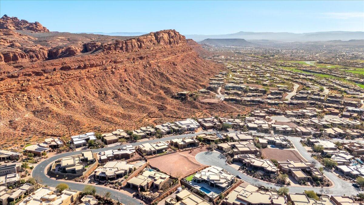 CLIFFS OF SNOW CANYON - Land