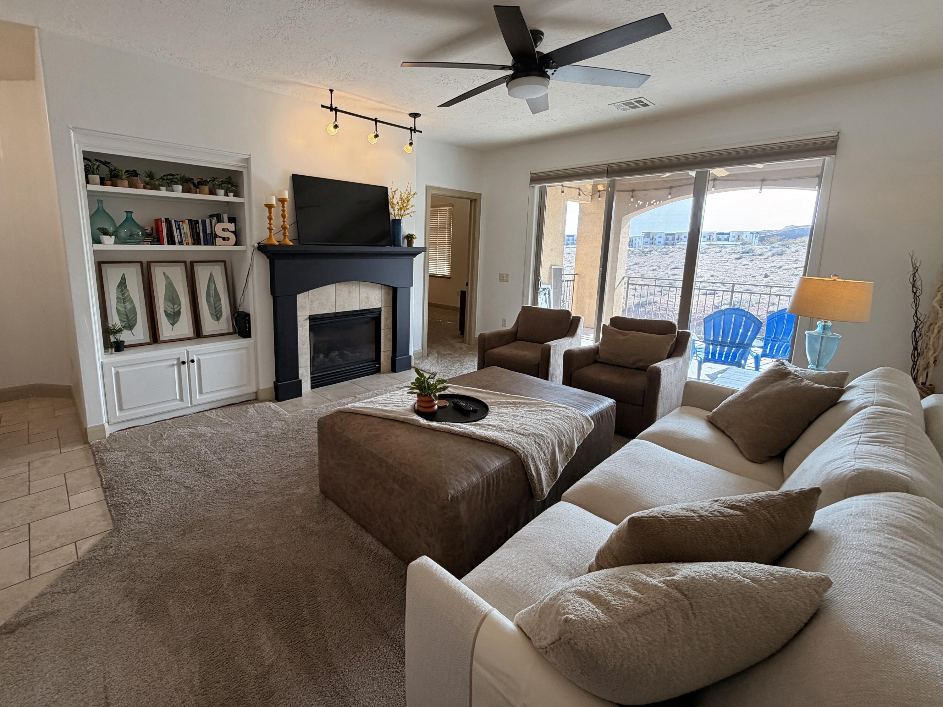 Well maintained 2 bedroom 2 bath condo in St. George, UT! Perfect starter home, retirement home and everything in-between. Located close to shopping, trails and all that sunny St. George has to offer. Ceiling fans throughout, granite countertops and a cozy fireplace. Don't miss out on this perfect opportunity! Call for a showing today!