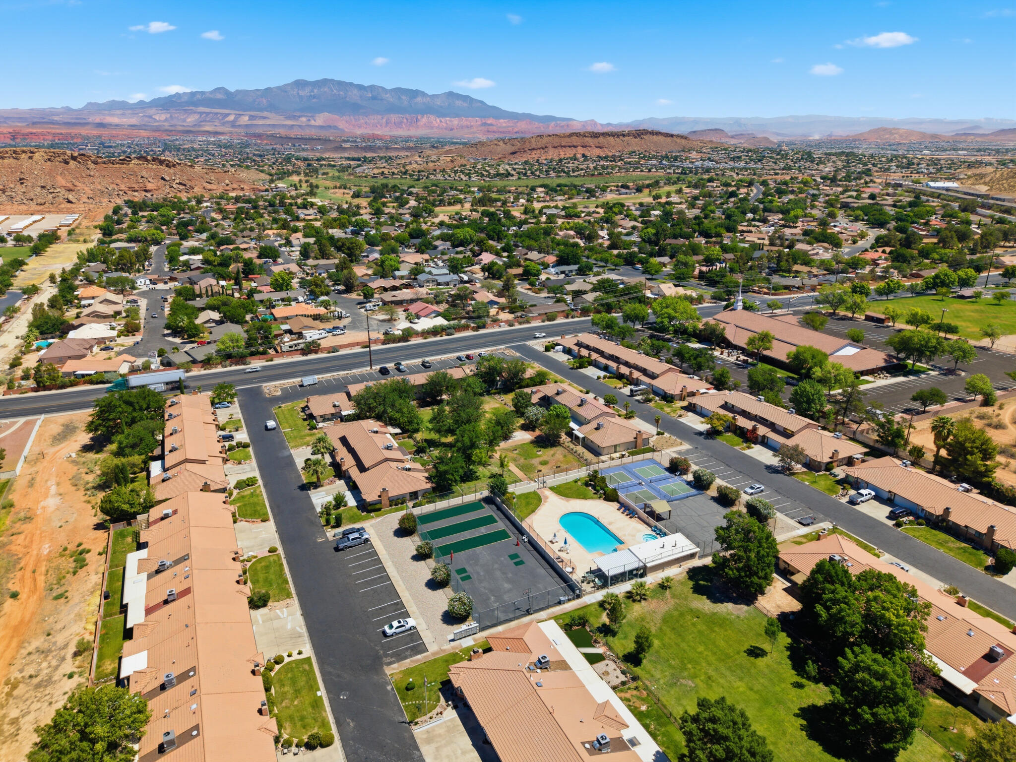 BLOOMINGTON KNOLLS TOWNHOMES - Residential