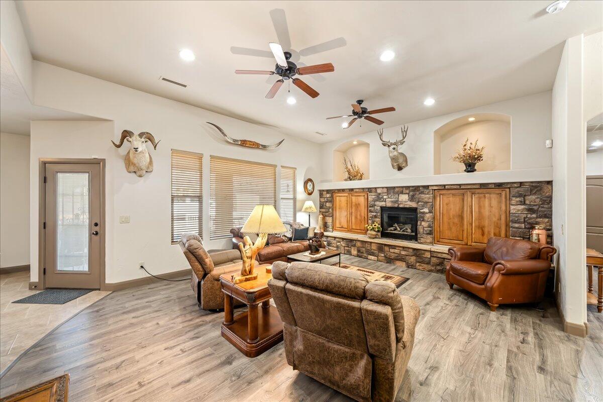 DIAMOND VALLEY ACRES - Residential