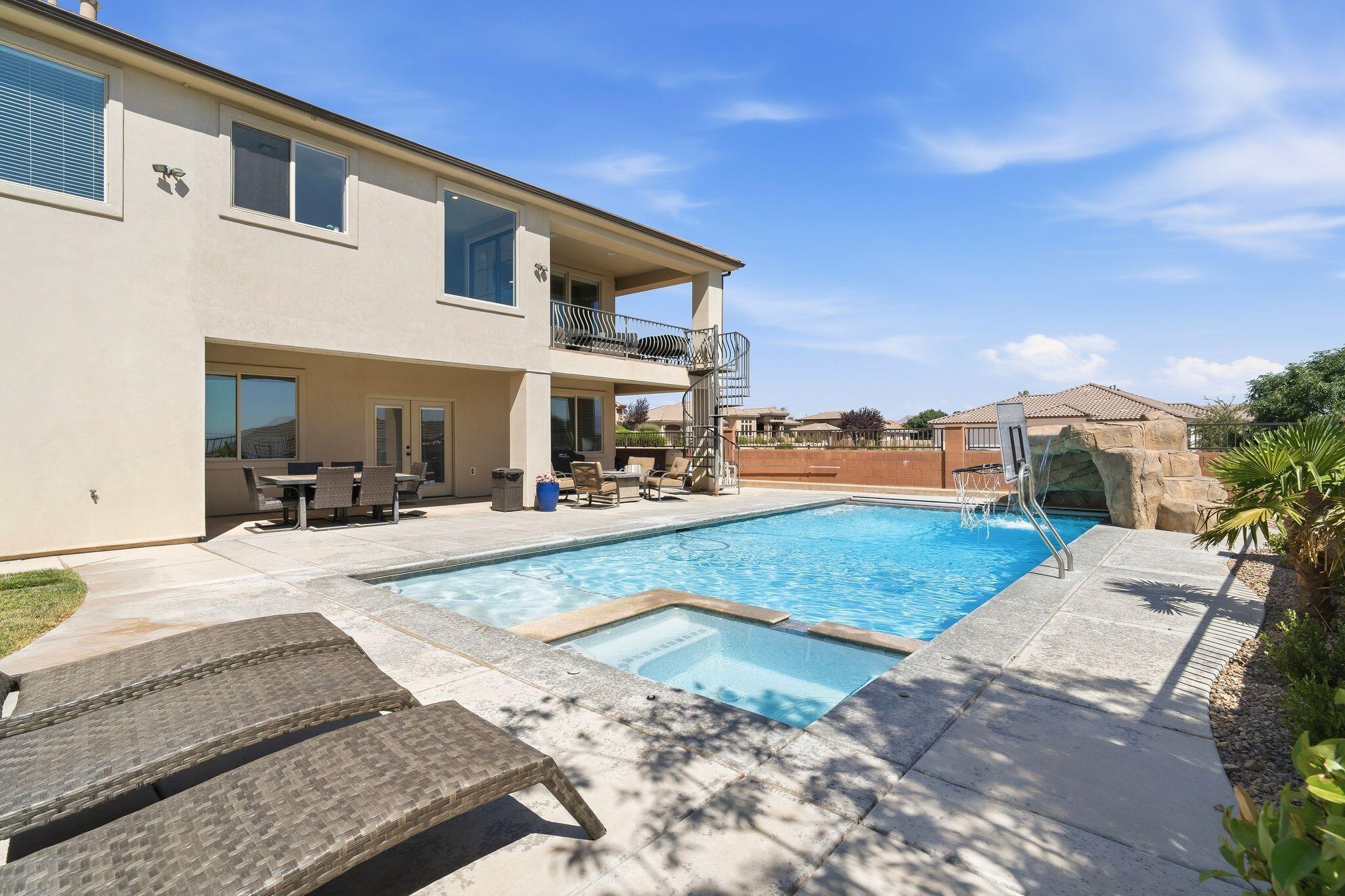 TONAQUINT TERRACE - Residential
