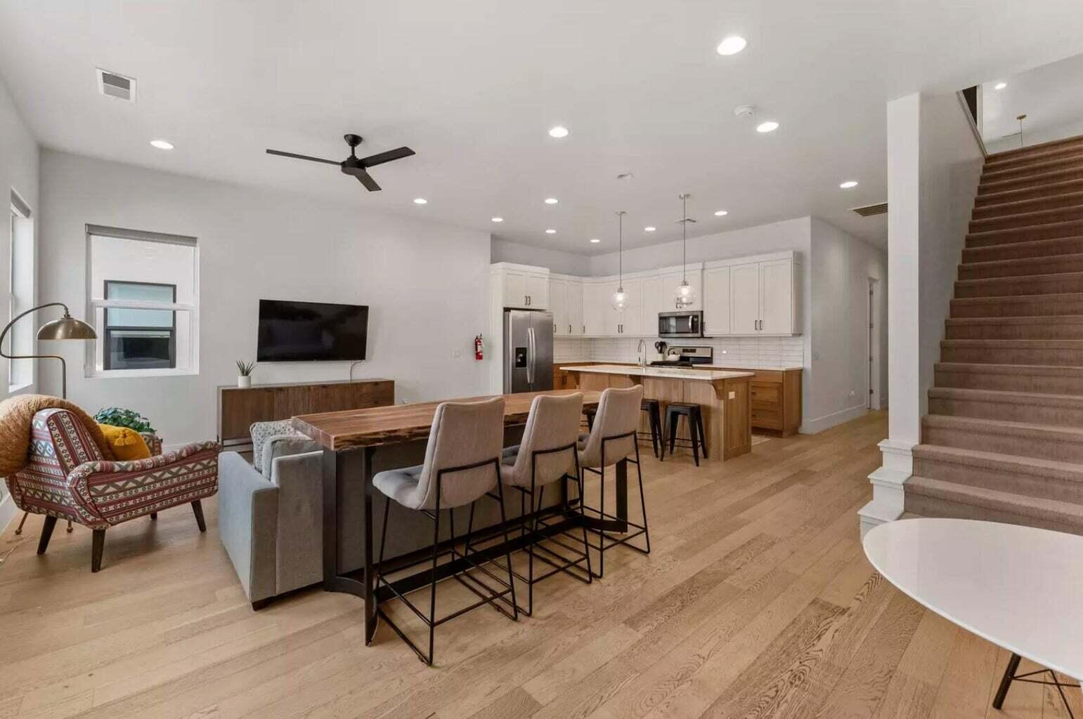 BLOOMINGTON VAC VILLAS - Residential