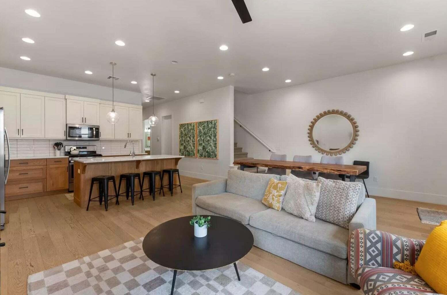 BLOOMINGTON VAC VILLAS - Residential