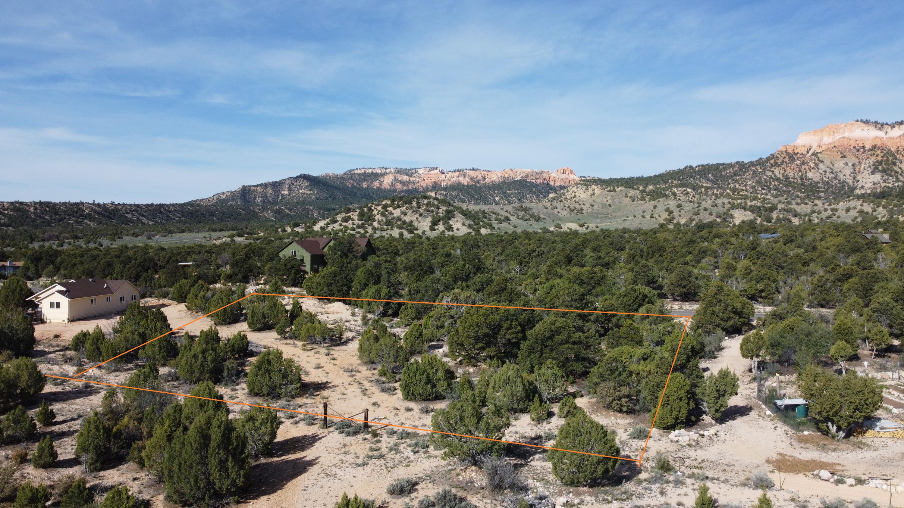 Luxury lot located near the lower entrance of Bryce Canyon National Park. Imagine viewing breathtaking views of Bryce's iconic rock formations right from your future front porch. This spacious, 1- acre property, with natural vegetation, offers convenient access to nearby utility connections. Build your dream home in this peaceful and picturesque setting.