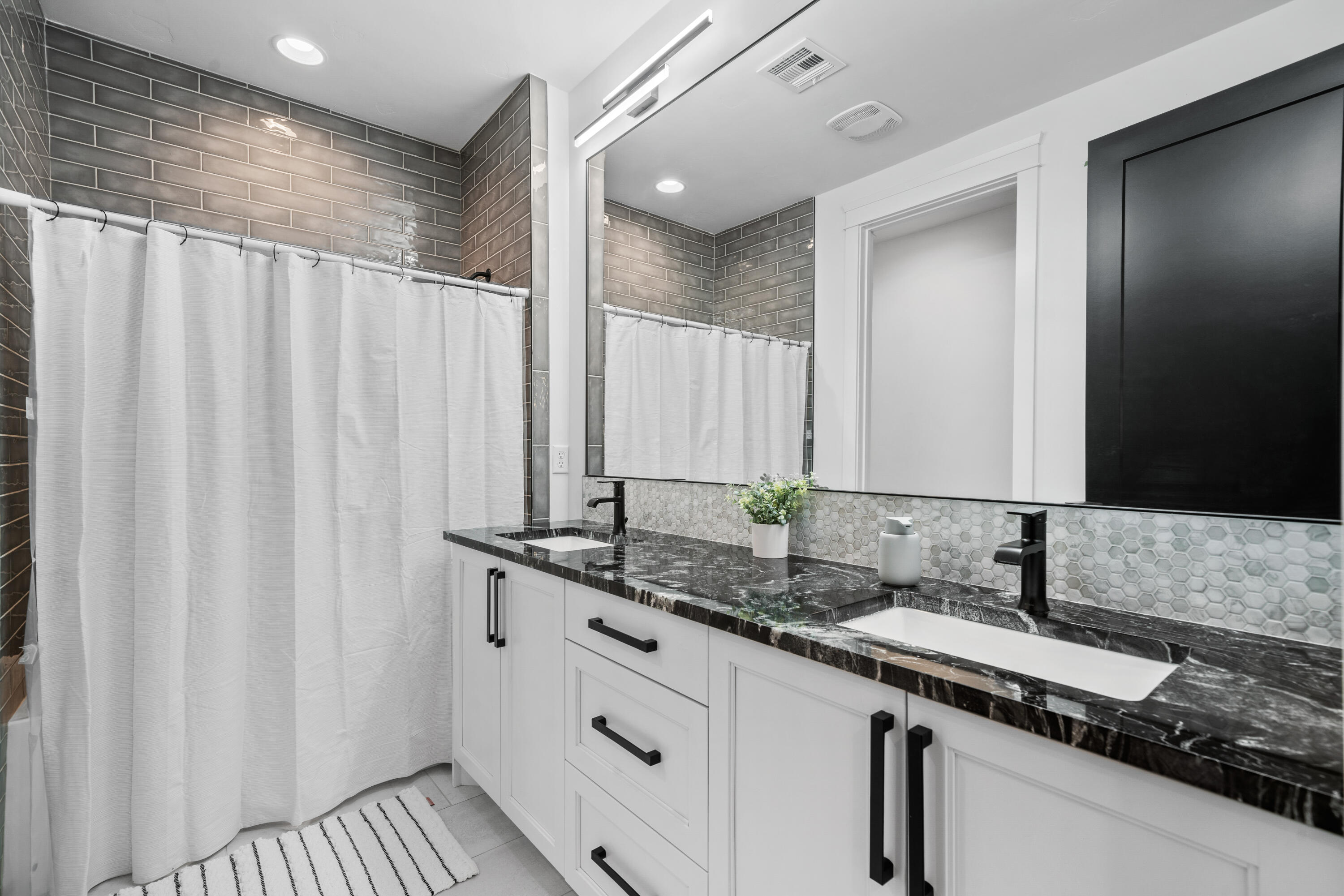 HAWKEYE POINTE SUB - Residential