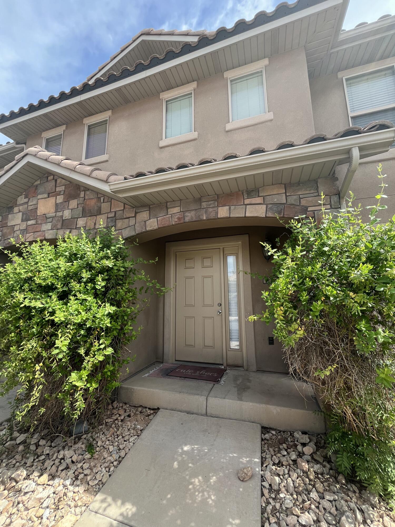 The Cottages at Fossil Hills is a fantastic townhome community in a prime location. Low turnover in this neighborhood means these units don't come up very often- come check this one out!
