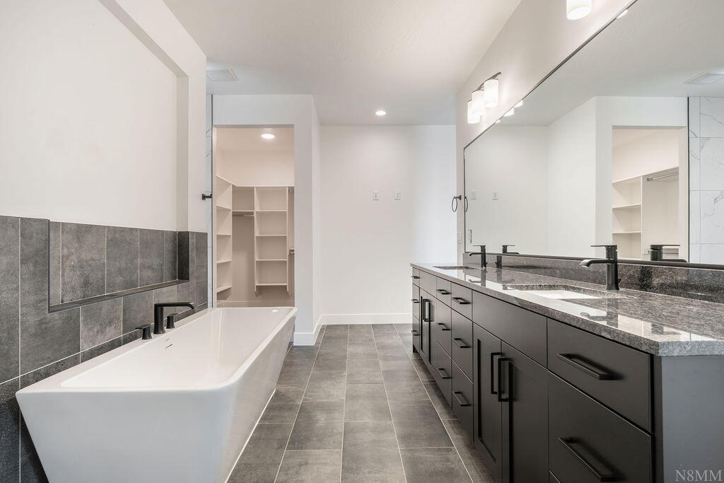 NICHOLS PEAK - Residential
