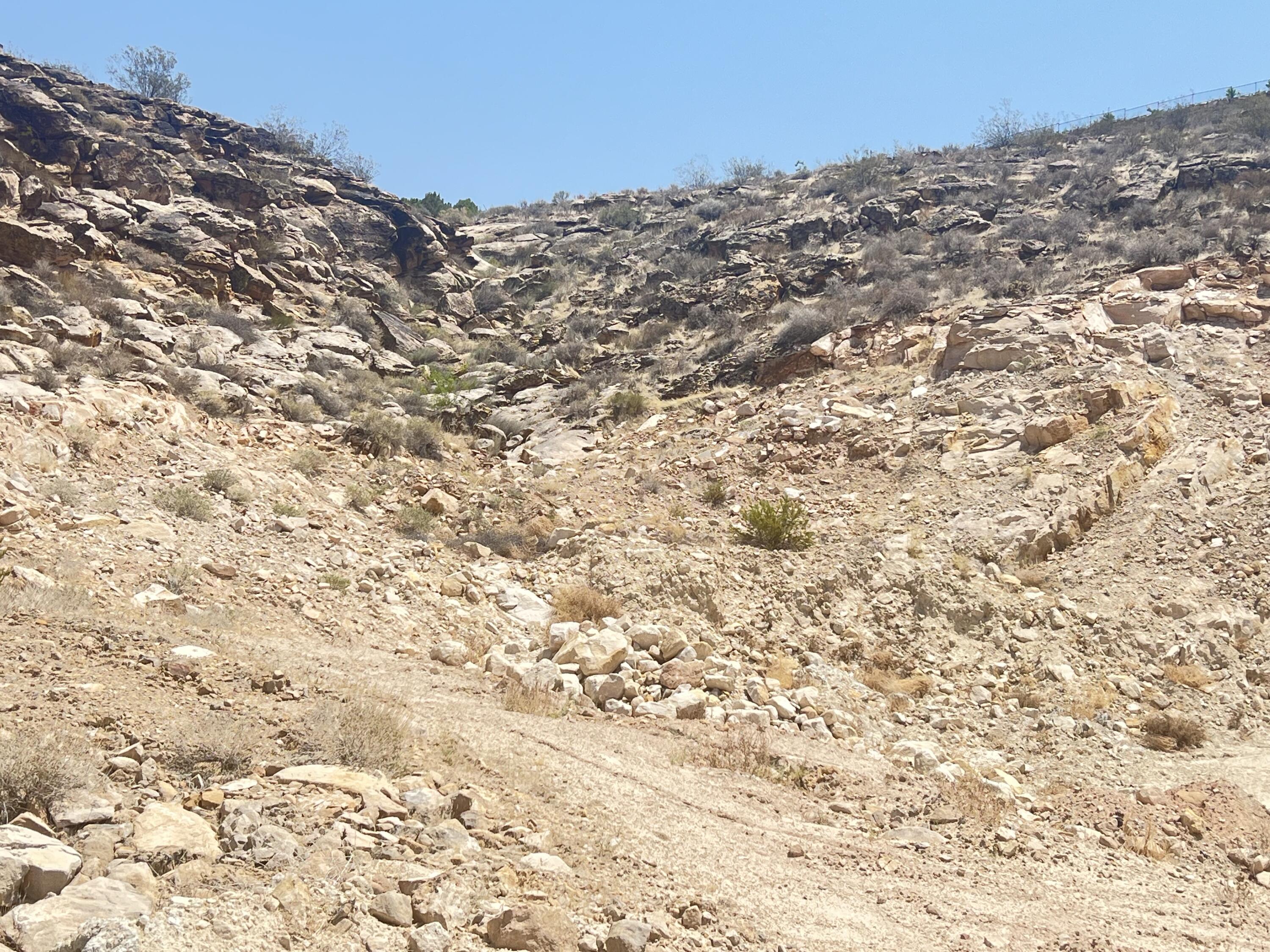 BOULDERS - Land