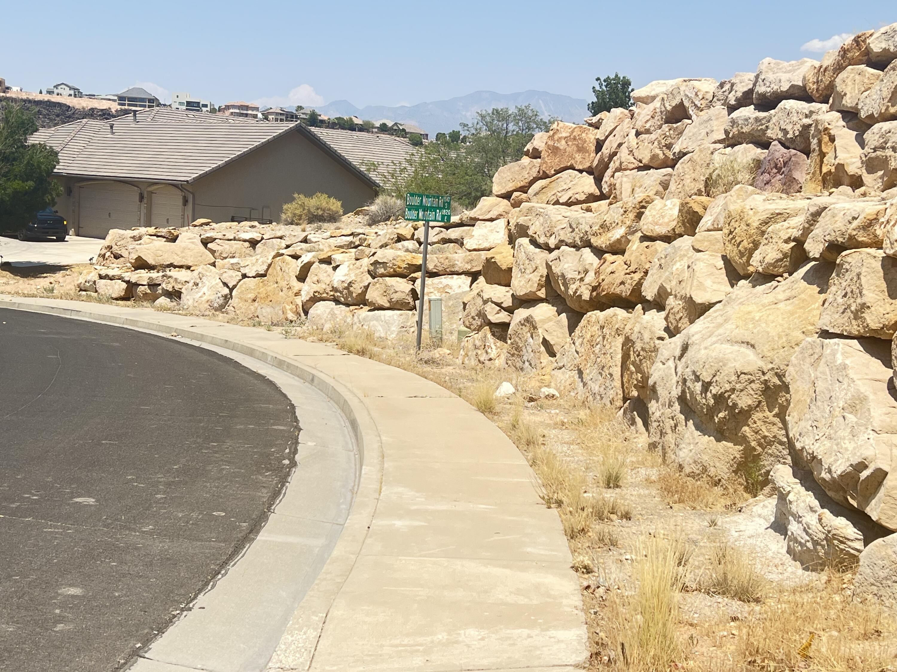 BOULDERS - Land