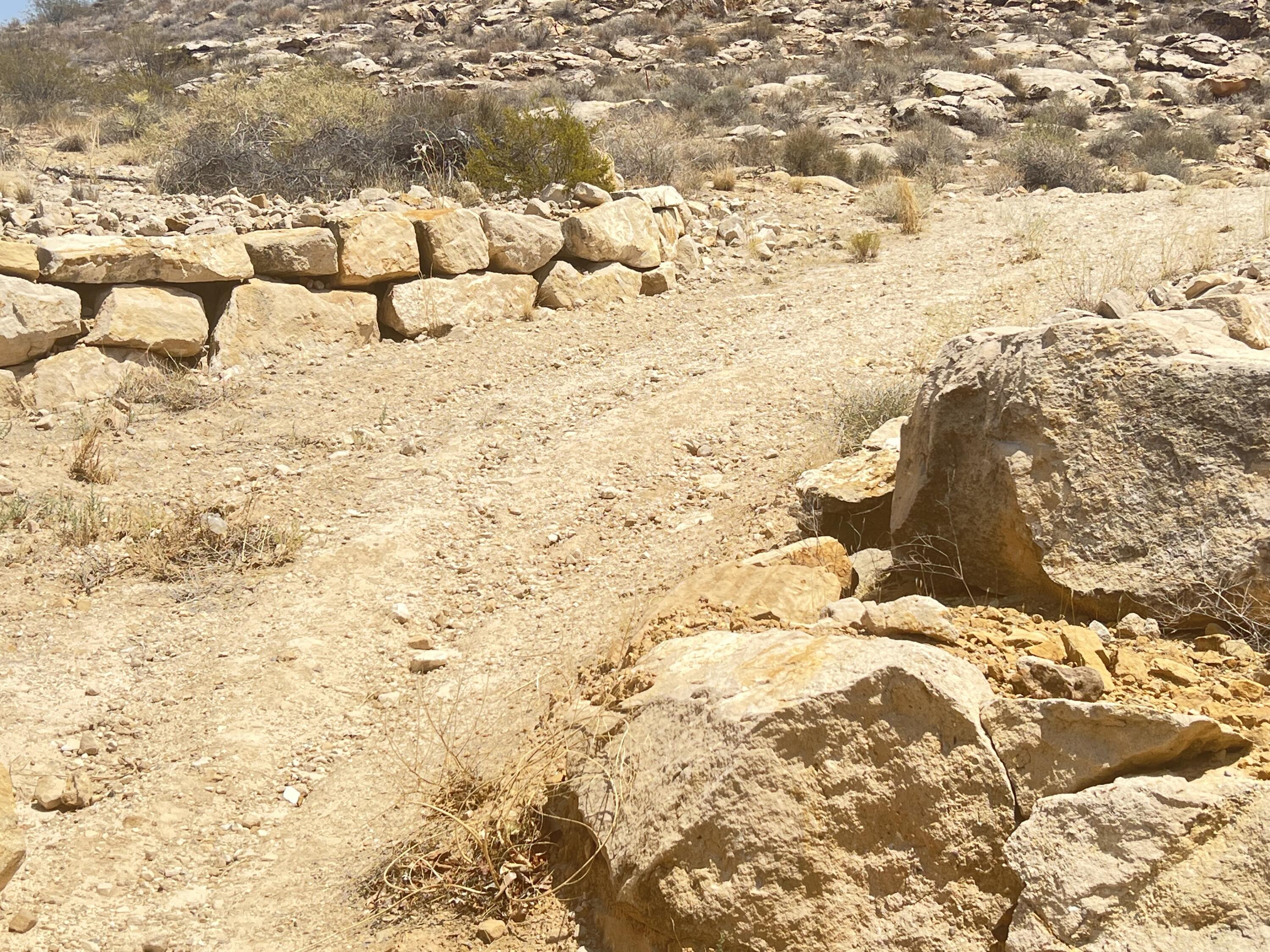 BOULDERS - Land