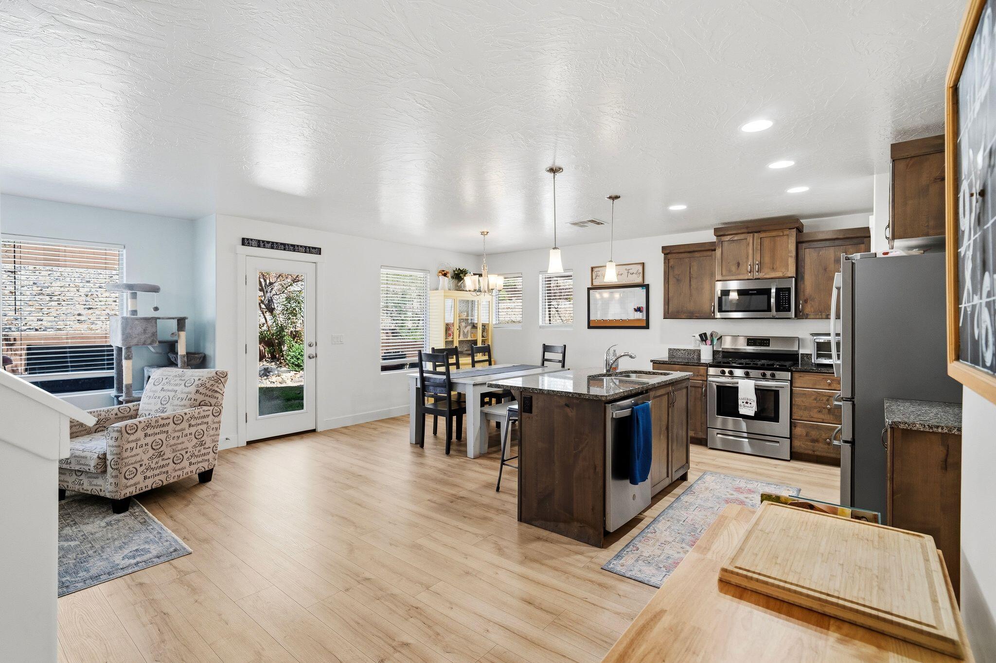 DESERT HOLLOW - Residential