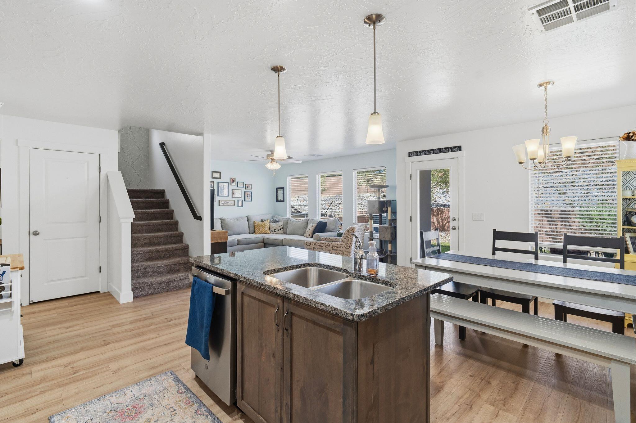 DESERT HOLLOW - Residential