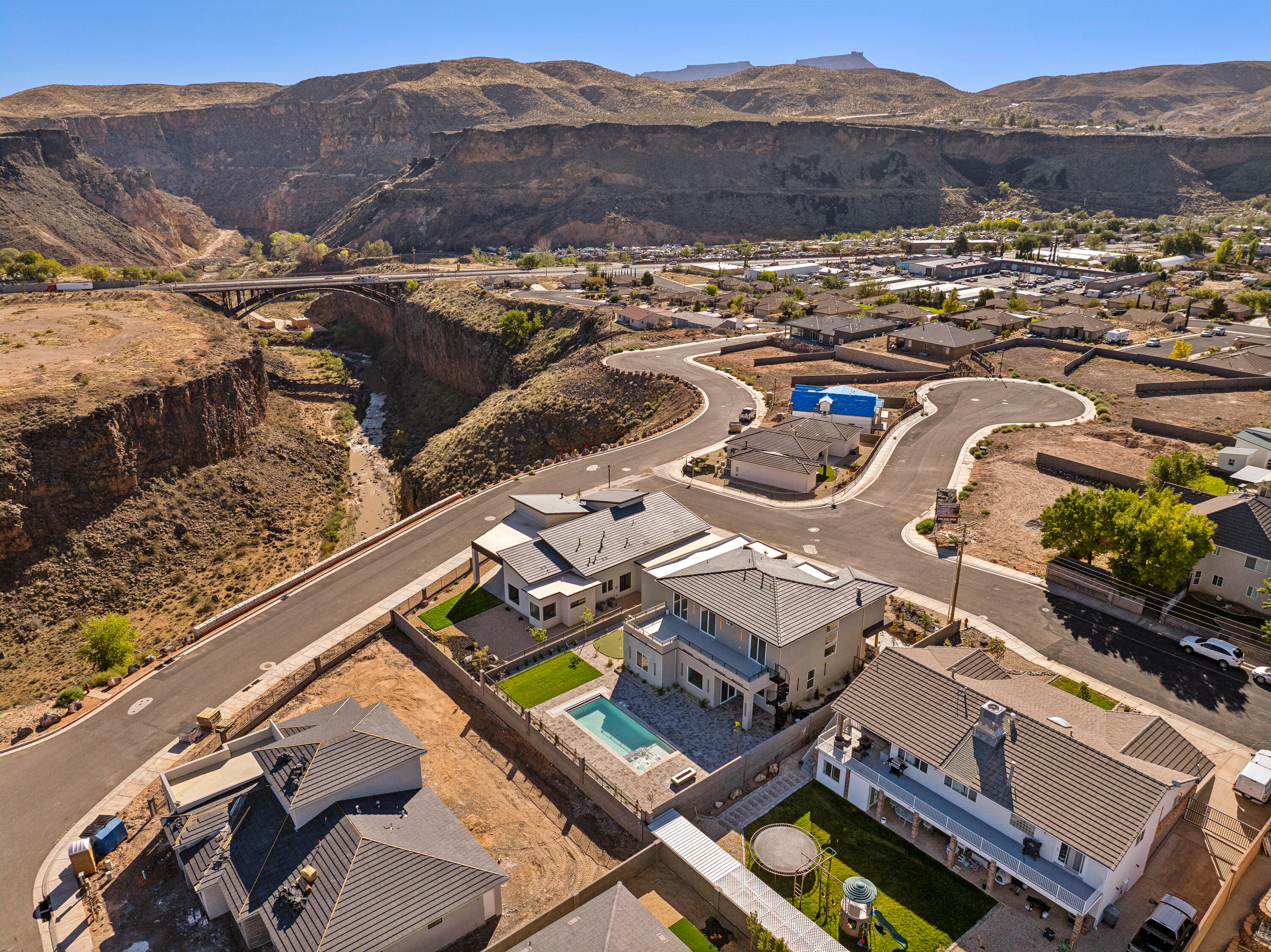 FALCON RIDGE - Residential