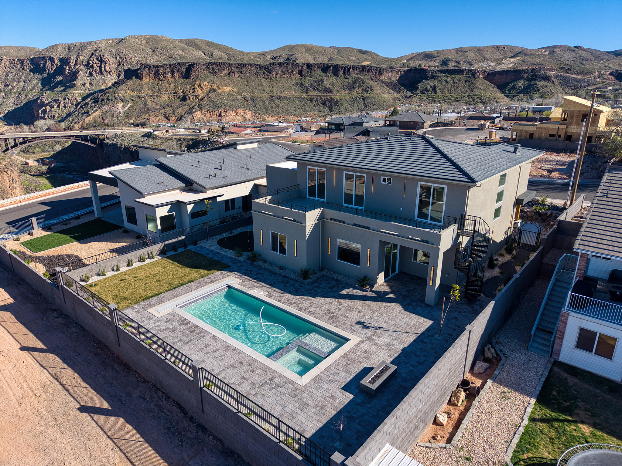 FALCON RIDGE - Residential
