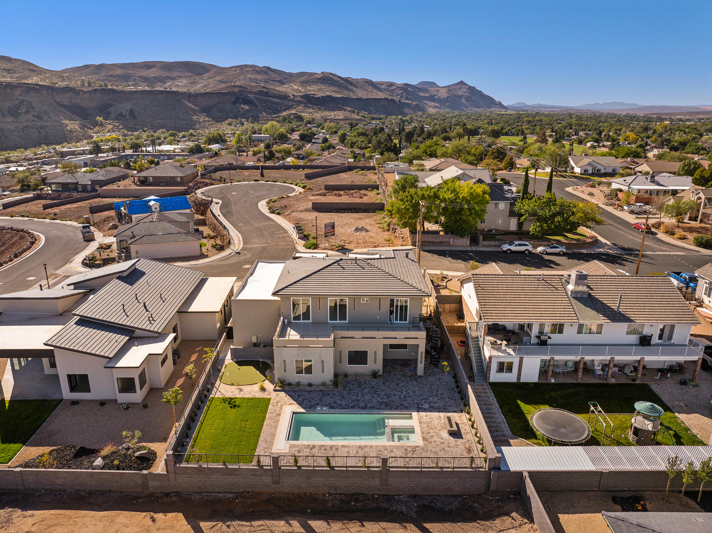 FALCON RIDGE - Residential