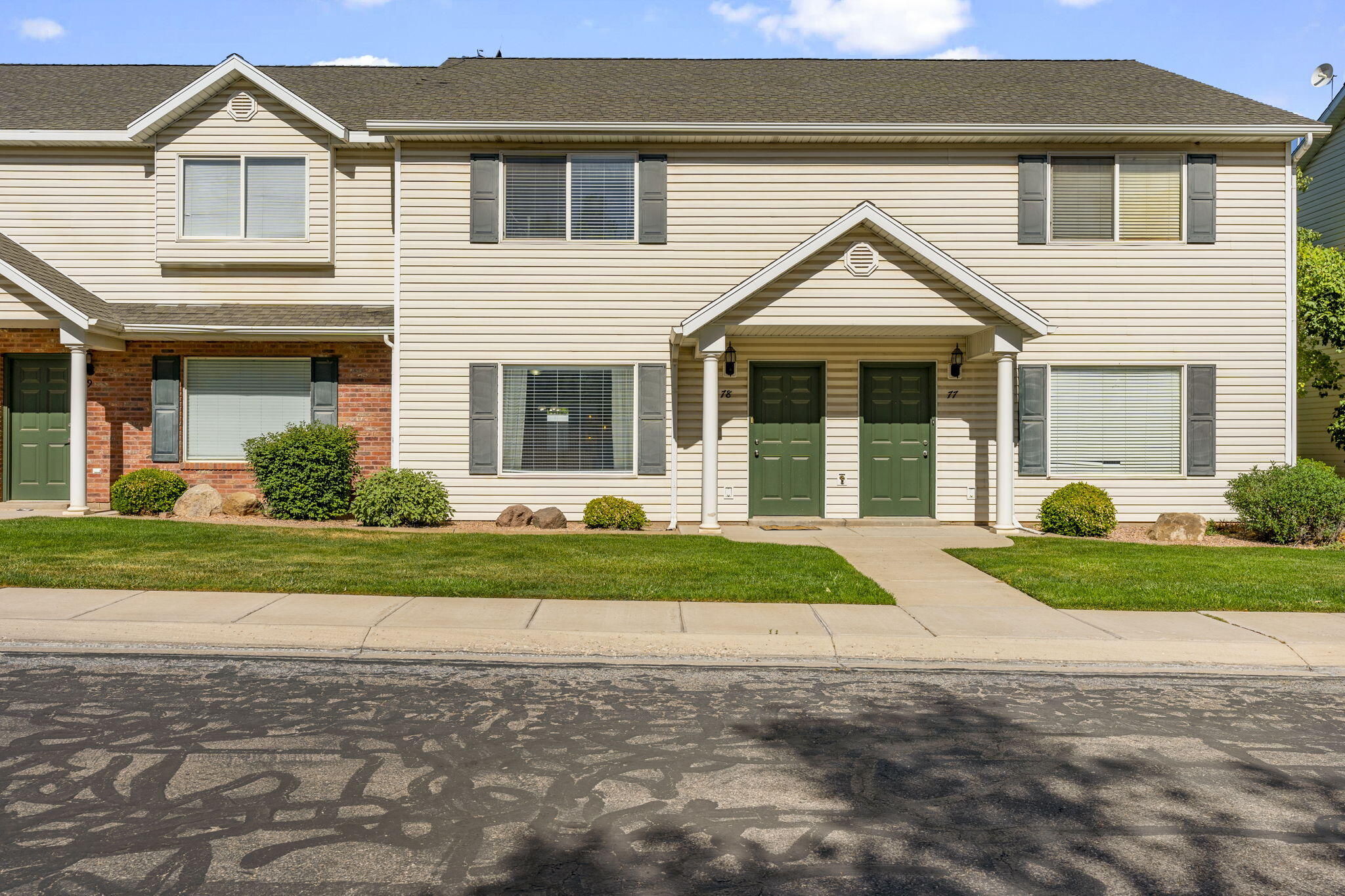 Welcome home to this charming 3-bedroom, 2.5-bath townhome ideally situated in the heart of town, offering easy access to shopping, dining, schools, parks,
and everyday amenities. The floor plan provides comfortable living spaces, natural light, and room to relax or entertain. Enjoy the convenience of low-
maintenance living in a well-established community. Whether you're searching for your first home, looking to downsize, or seeking a strong investment
opportunity, this well cared for townhome is one you won't want to miss.