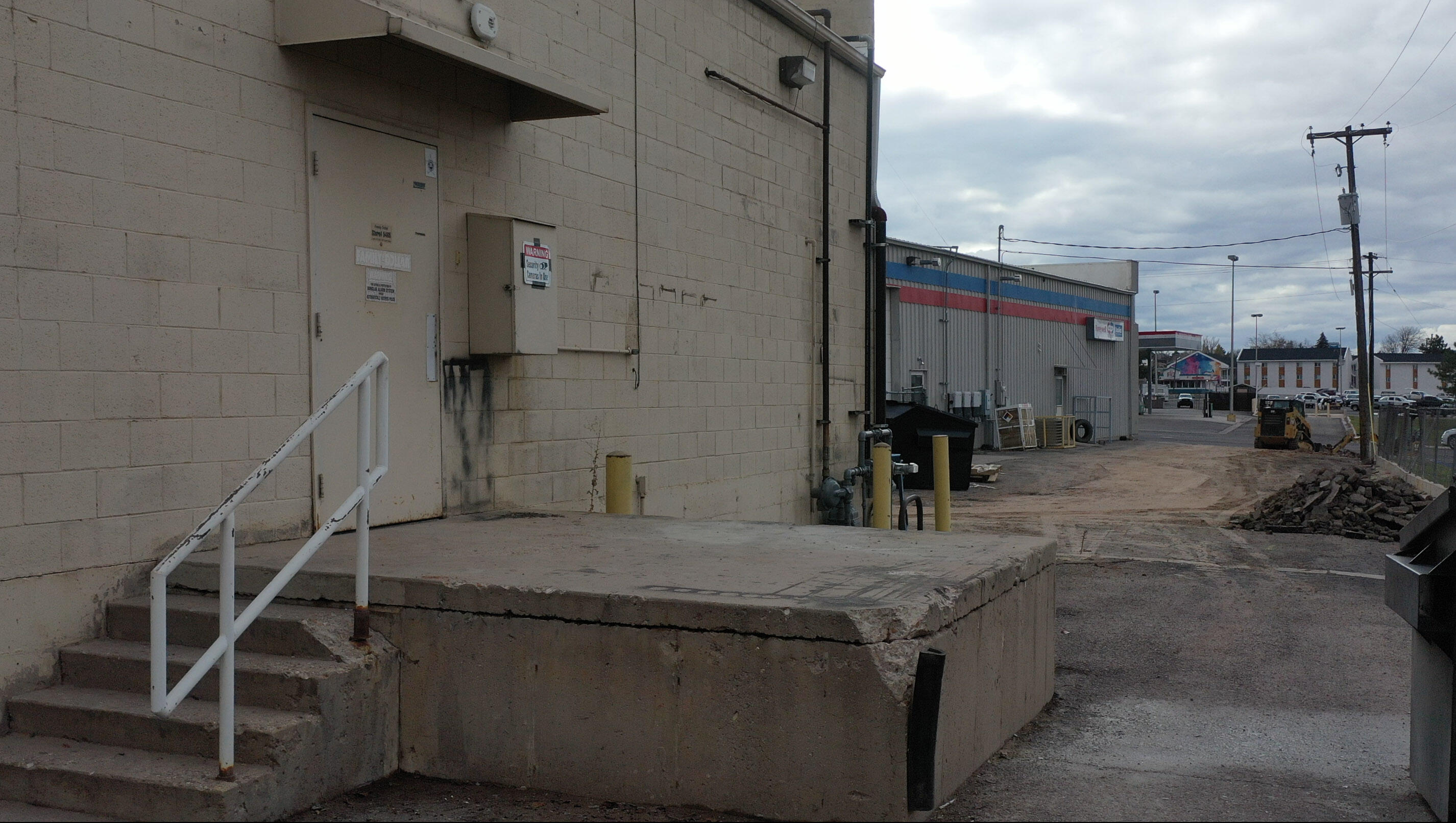 Main image without alt text