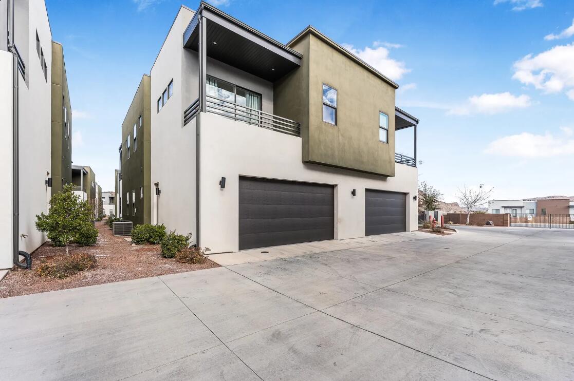 BLOOMINGTON VAC VILLAS - Residential