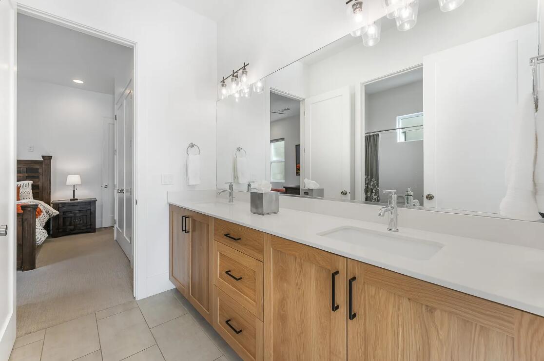BLOOMINGTON VAC VILLAS - Residential