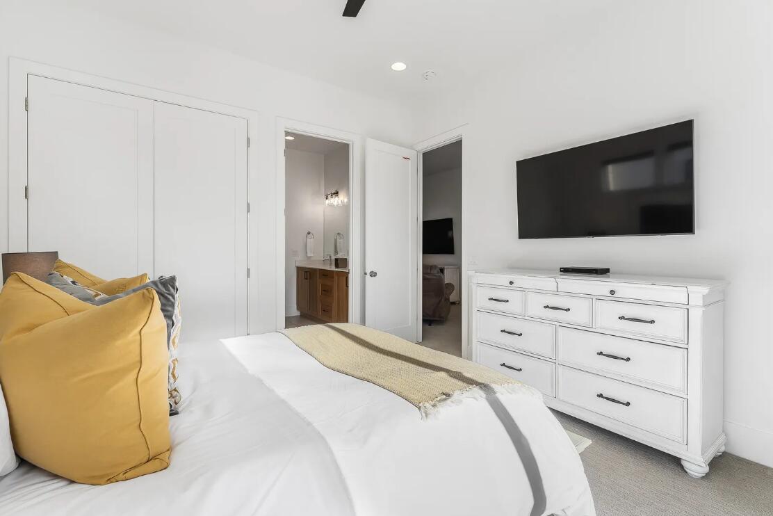 BLOOMINGTON VAC VILLAS - Residential