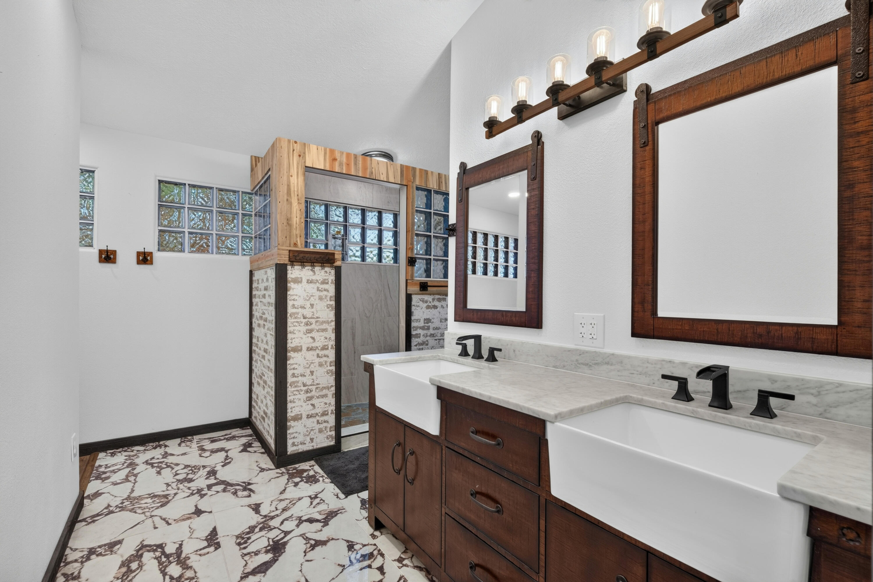 MIDDLETON TOWN - Residential