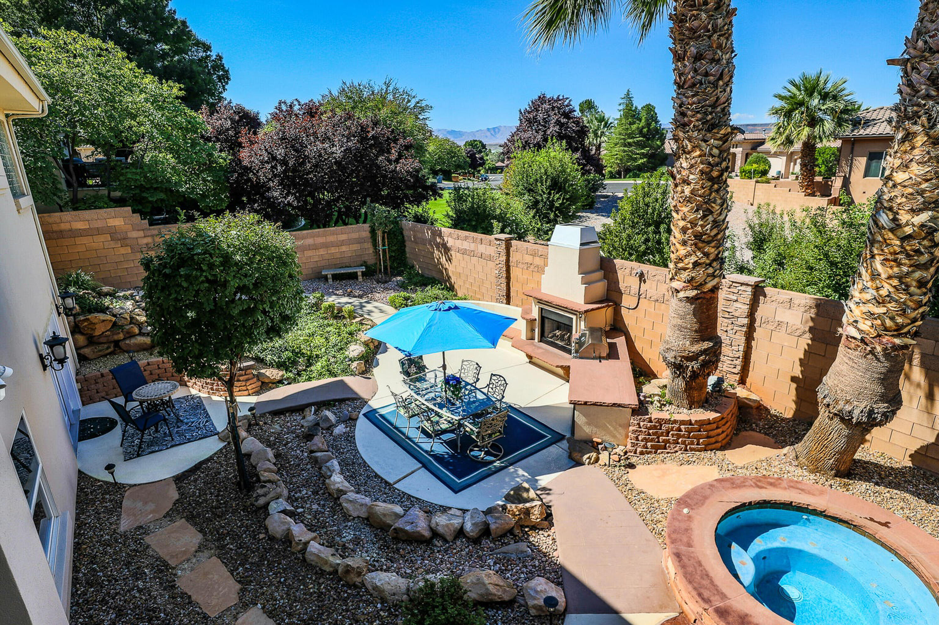BOULDERS - Residential