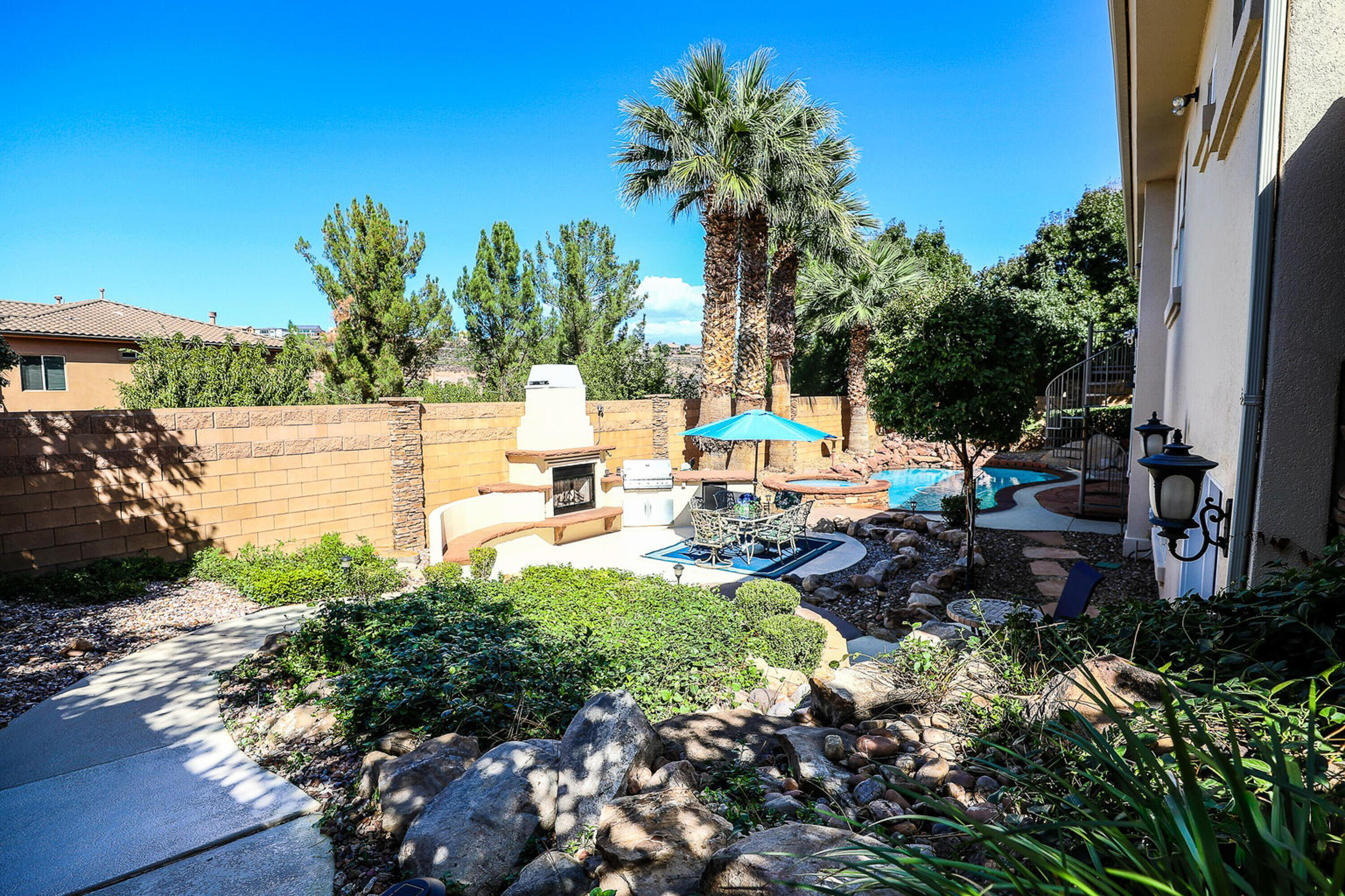 BOULDERS - Residential
