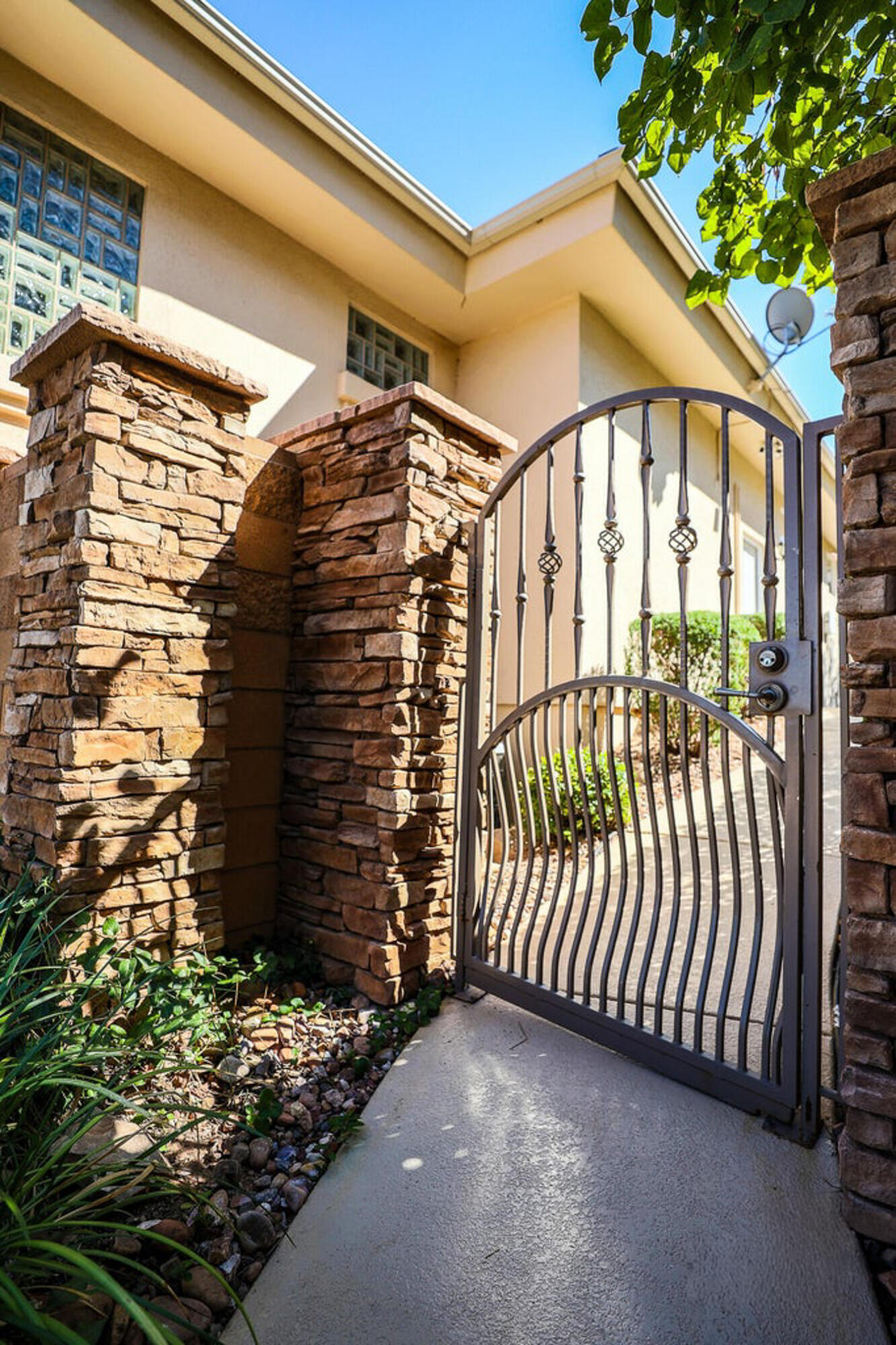 BOULDERS - Residential