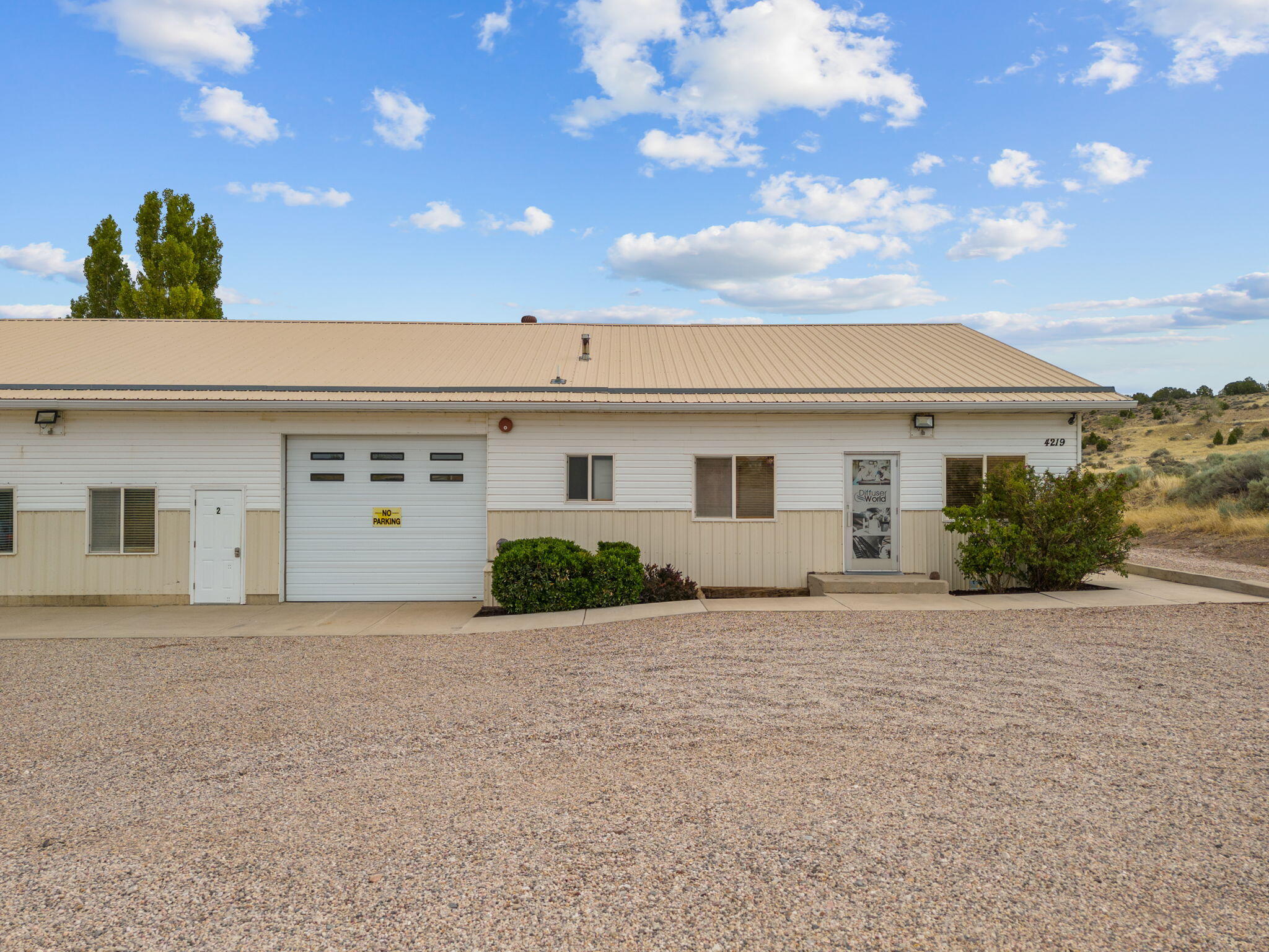 Excellent investment opportunity in the growing community of Enoch! This commercial property offers approximately 8,100 square feet and includes up to five leasable units, providing flexibility for investors or owner-users. Whether you're looking to expand your portfolio or establish a presence in a rapidly growing area, this property offers outstanding potential.