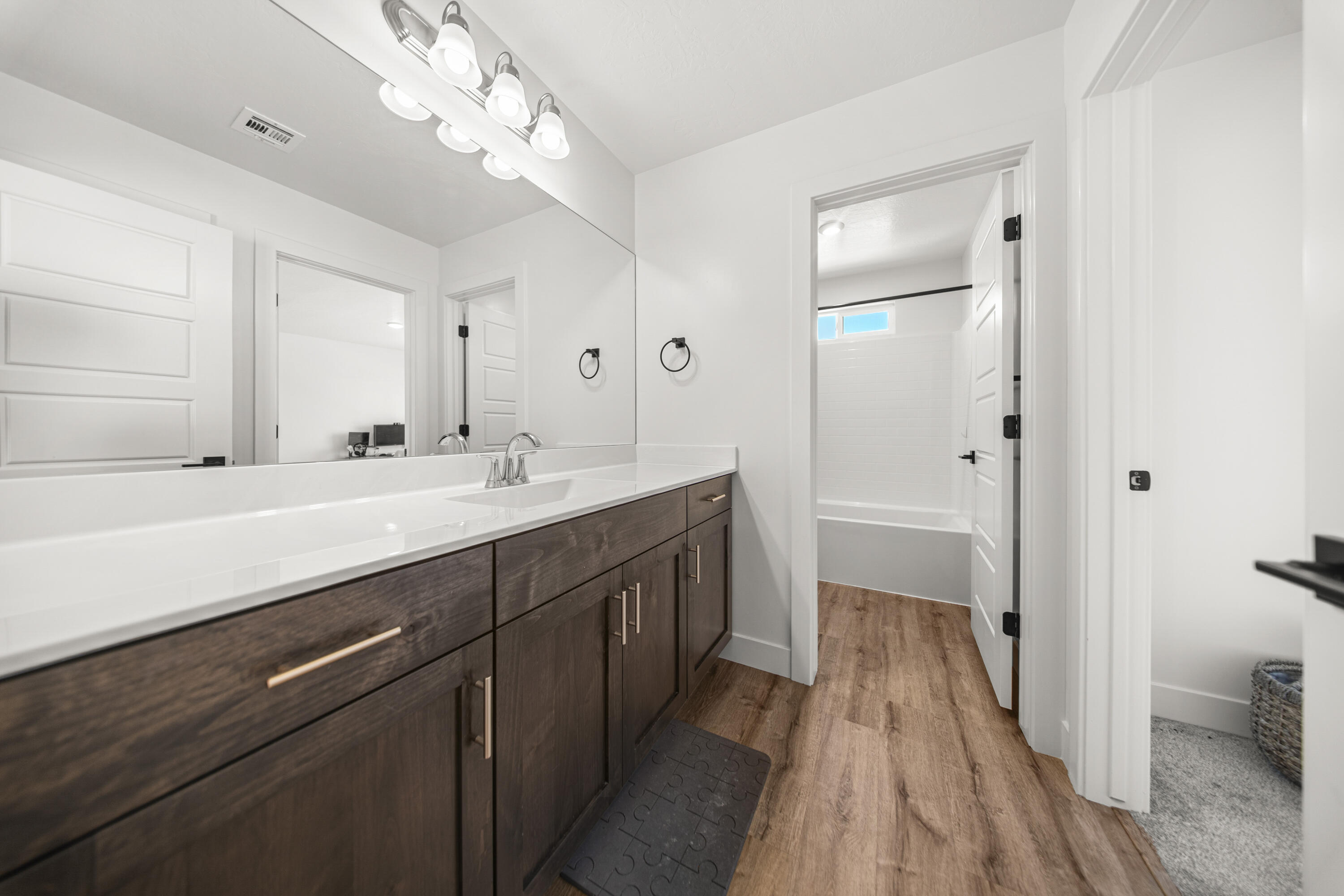 WHITE TRAILS - Residential