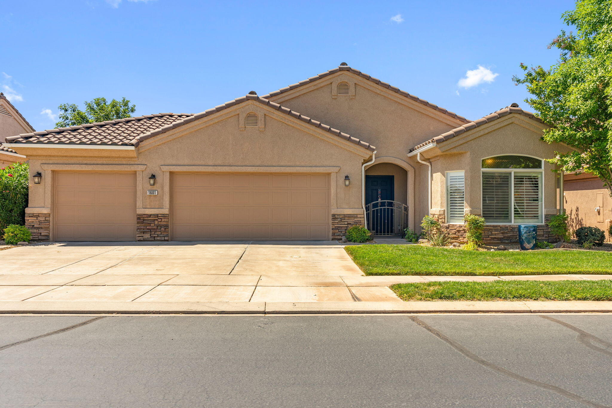 Enjoy the active lifestyle of SunRiver, St. George's premier 55+ community! This beautifully updated single-level home features updated LVP flooring, fresh paint, updated lighting and plumbing fixtures, New plantation shutters, new stove and dishwasher and many more updates.
Offering 2 bedrooms plus a den, the bright and open floor plan includes a cozy fireplace, spacious primary suite with dual vanities and a jetted tub, and a convenient utility room with walk-in pantry. The fully enclosed backyard and covered patio provide the perfect space to relax and enjoy Southern Utah's beautiful weather.
The oversized 3-car garage is amazing and includes a water softener and plenty of space for your golf cart. Just a short walk from the clubhouse, you'll enjoy access to golf, pickleball, tennis, swimming, fitness facilities, dining, and endless social activities. Move-in ready and ideally located--this is SunRiver living at its finest!