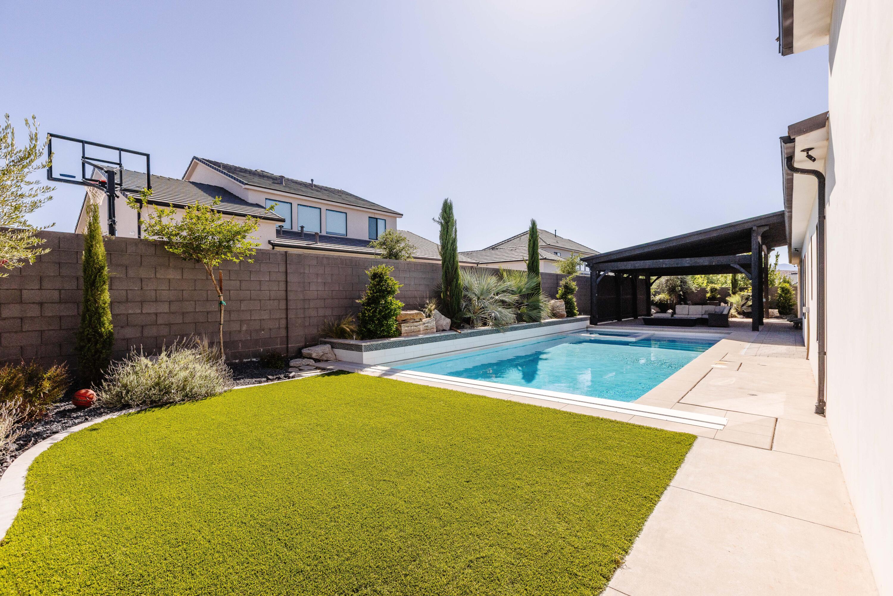 TONAQUINT COVE - Residential