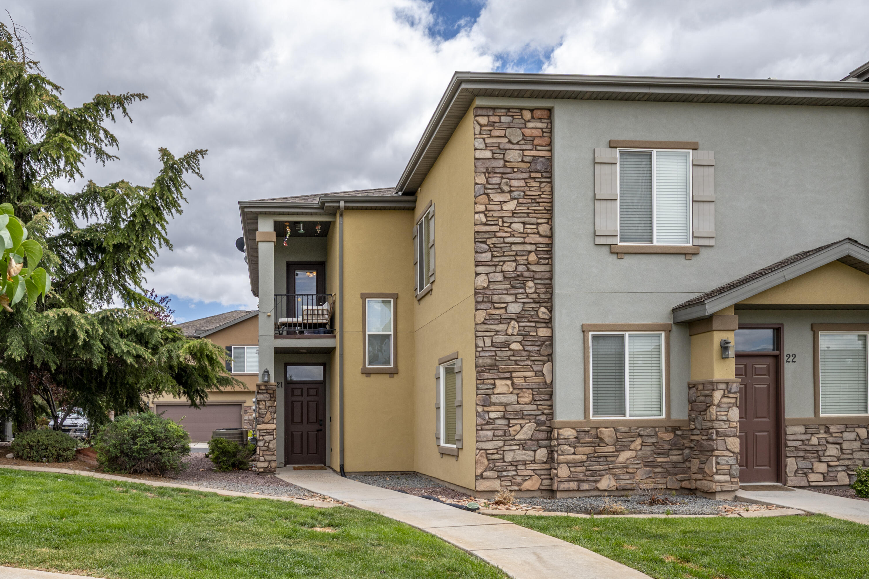 Welcome to this beautifully maintained condo in desirable Cedar Crossing, offering low-maintenance living with fantastic community amenities including a clubhouse, workout room, and swimming pool. This well-cared-for corner unit provides easy street parking and convenient access, along with a spacious 2-car garage. Inside, you'll love the beautiful laminate flooring, open and inviting layout, and the oversized primary suite featuring vaulted ceilings and an updated bathroom for a relaxing retreat. Whether you're looking for a full-time residence, investment property, or easy-care lifestyle, this move-in-ready condo is a must-see!