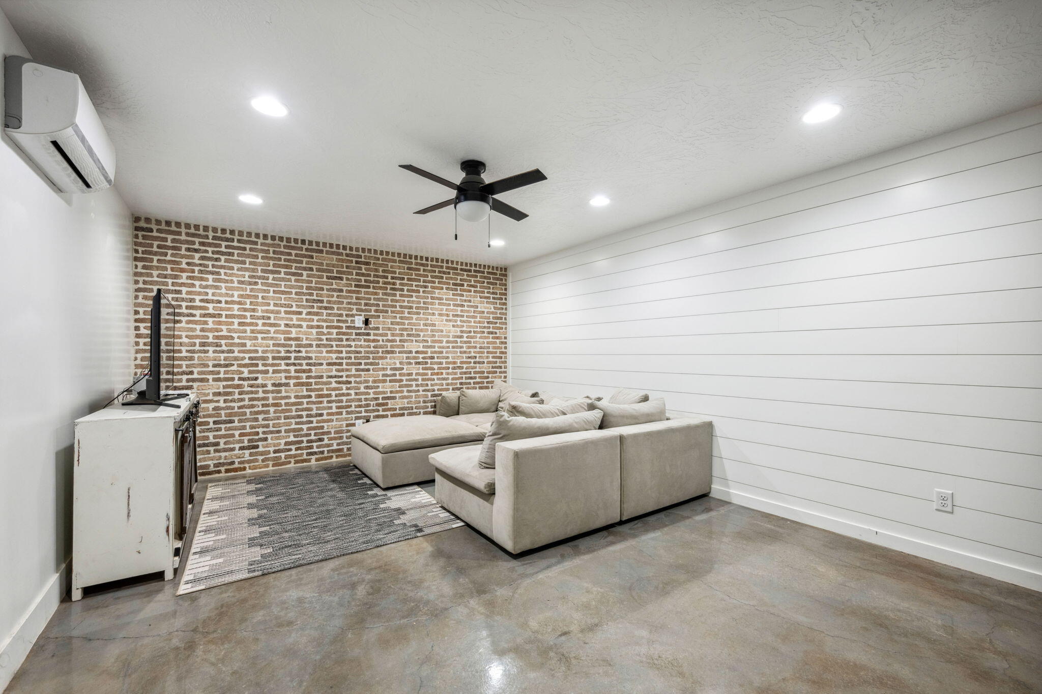 SAGE HOLLOW - Residential