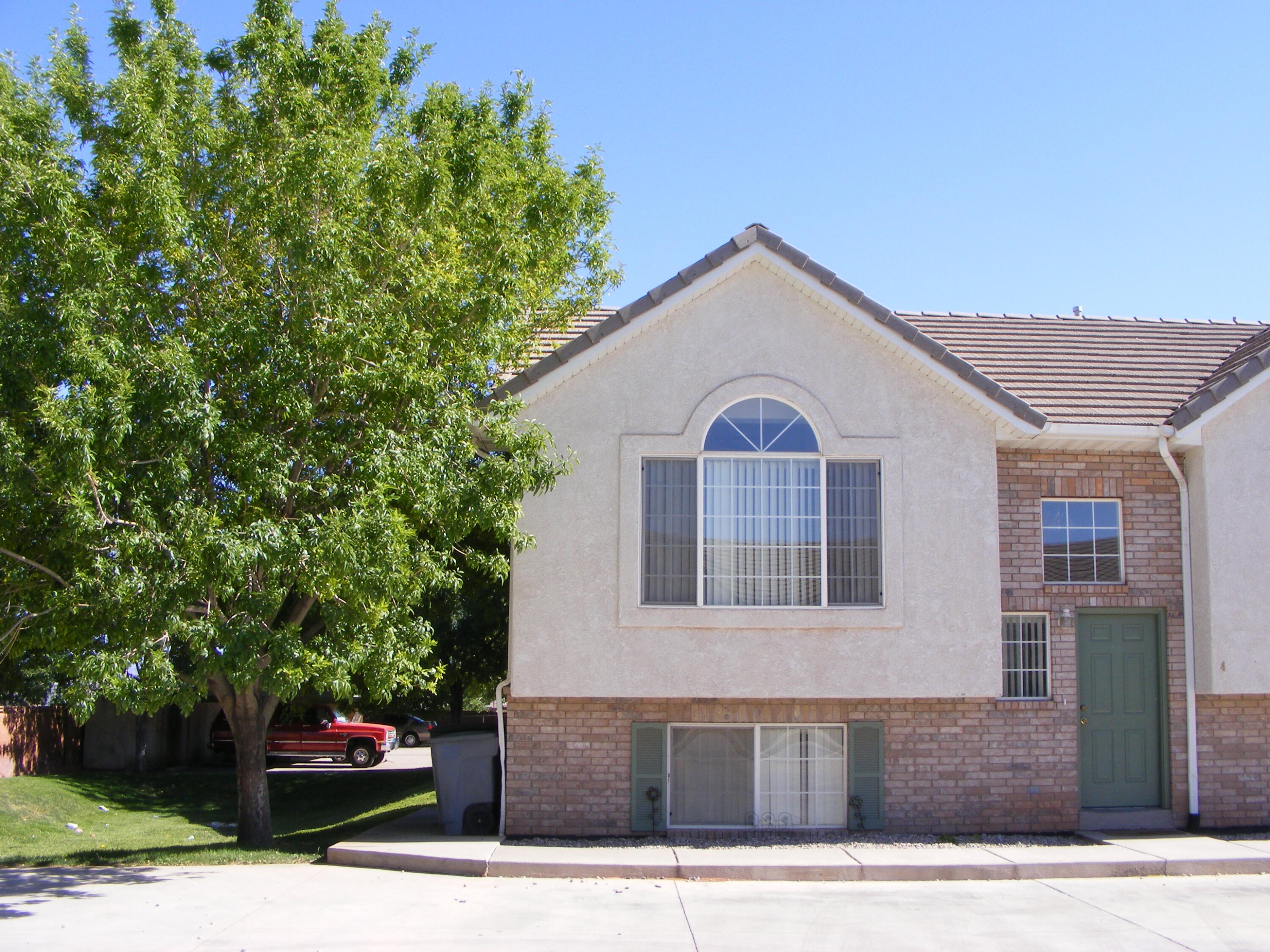 Looking for the perfect townhome to rent? This 3-bedroom, 2-bath townhome offers everything you need and more!
Ideal Location: Just minutes from local schools, a beautiful city park, scenic trails, and convenient shopping centers, everything within reach!
Outdoor Enjoyment: Close to nature trails for outdoor enthusiasts, or relax at the nearby park for a peaceful escape.
Perfect for families or those seeking a vibrant, connected community!