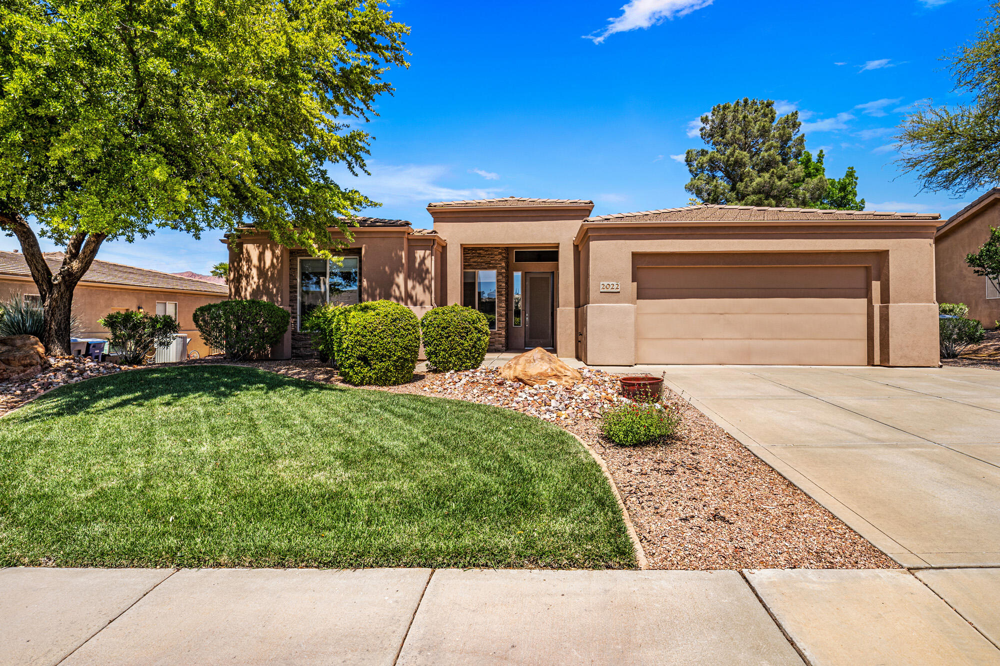 Move-in ready home in the Ironwood subdivision.  This well-kept home has new carpet, granite counter tops, a travertine backsplash in the kitchen, a lush backyard that affords privacy, a fireplace for relaxing evenings, a living room wired for surround sound and a community pool & hot tub next to a park and picnic area!  
Close to shopping, schools, golf, trails, fishing ponds, Tuacahn Amphitheater and more!