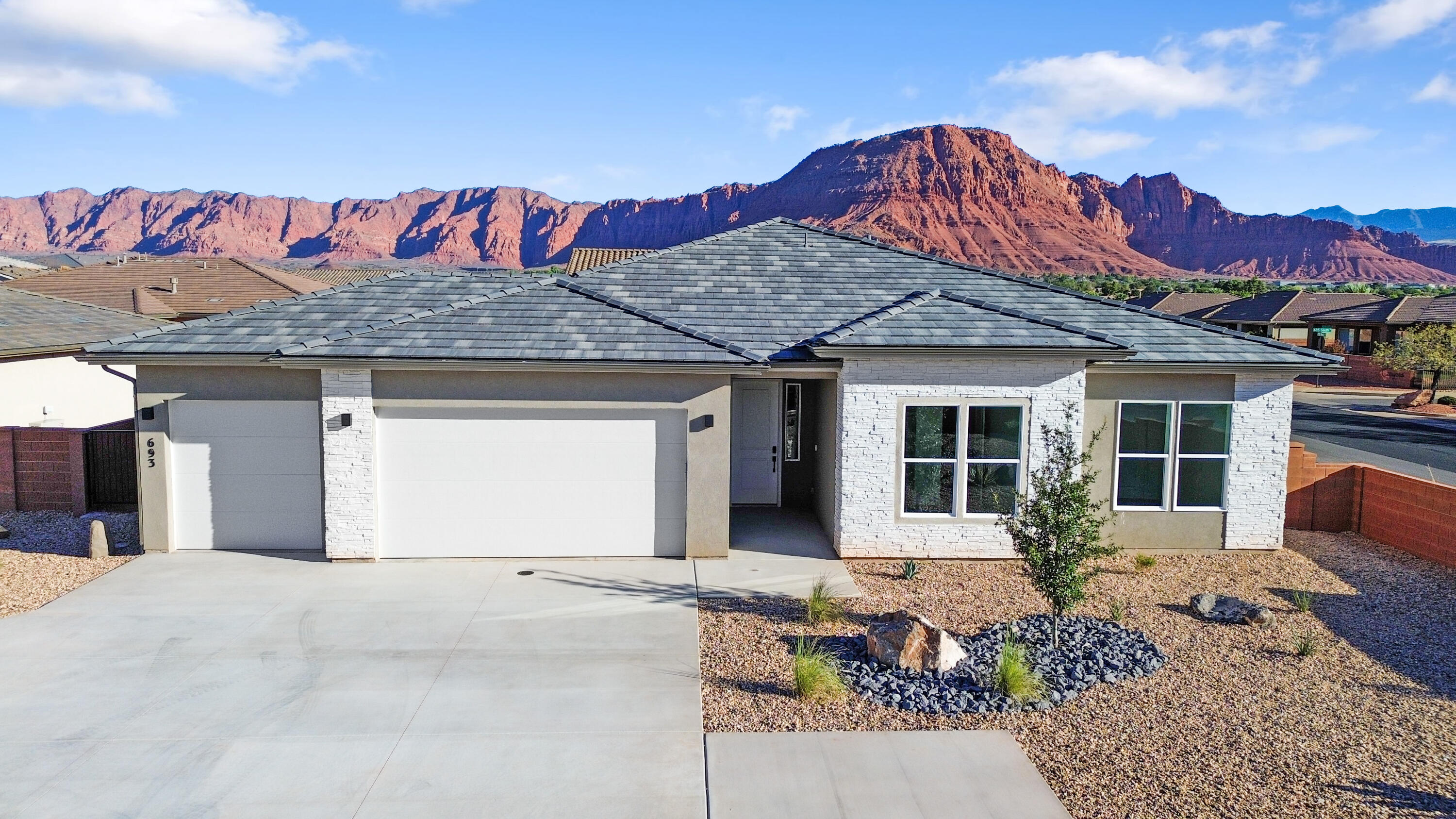 Interest rates as low as 3.999% available through our preferred lender. Surrounded by beautiful desert and mountain scenery. Fire Lake at Ivins Reservoir, Unity Park, and Kayenta Art Village are very close by. a short drive will get you to Tuacahn Ampitheater, Snow Canyon state park and Black Desert Golf Course and resort. Enjoy quartz countertops. Large Vaulted Ceiling in Great Room