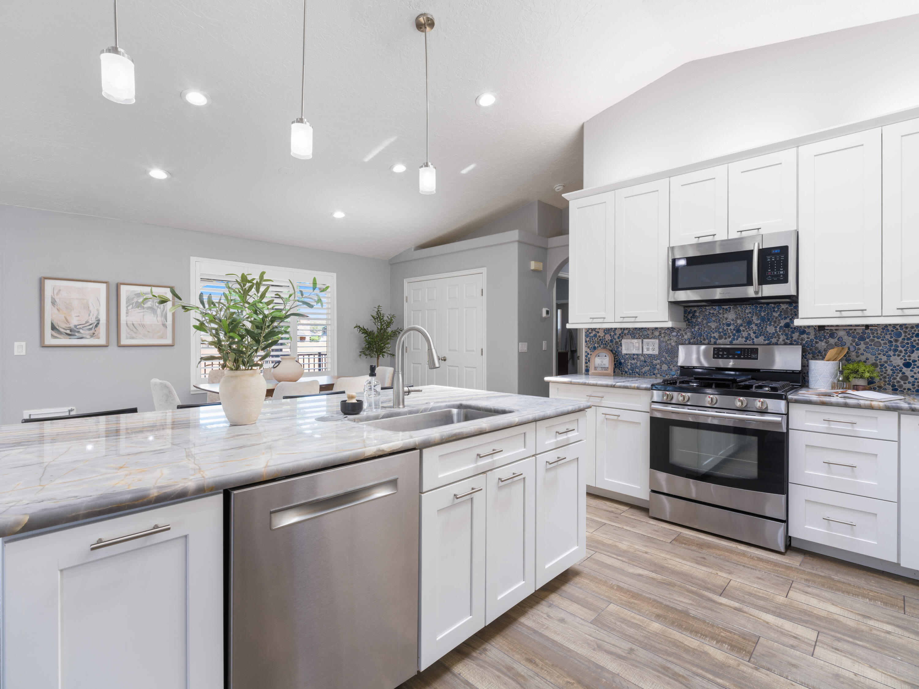 BLOOMINGTON HILLS - Residential