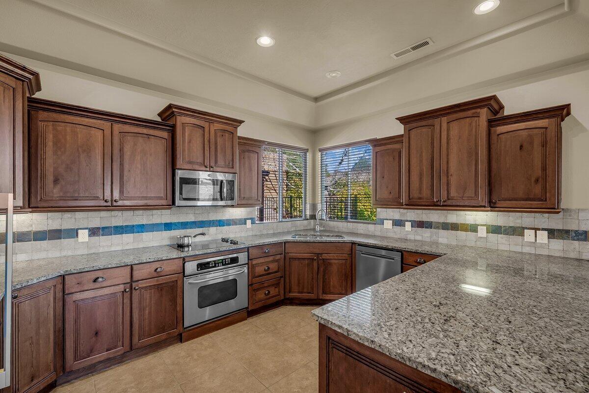 KNOLLS AT LITTLE VALLEY - Residential